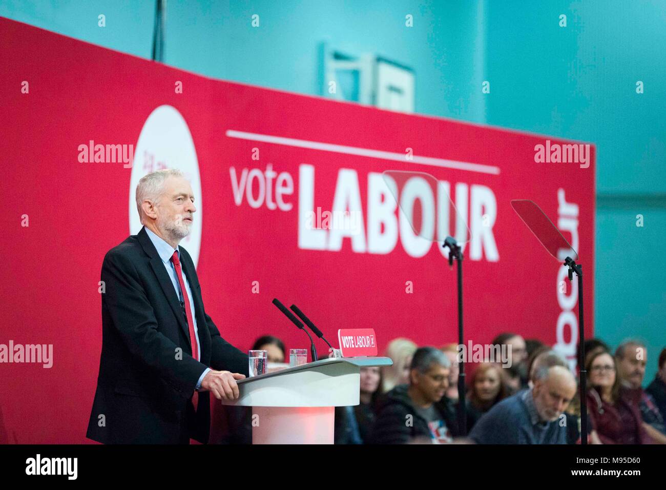 Jeremy Corbyn, leader del partito laburista, insieme con i membri anziani del Cabinet Shadow con il lancio ufficiale di manodopera locale della campagna elettorale Foto Stock