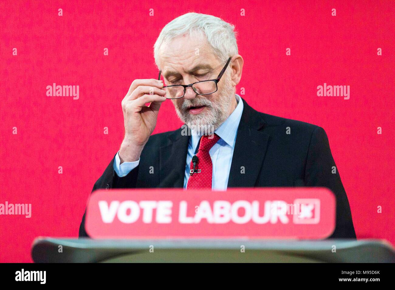 Jeremy Corbyn, leader del partito laburista, insieme con i membri anziani del Cabinet Shadow con il lancio ufficiale di manodopera locale della campagna elettorale Foto Stock