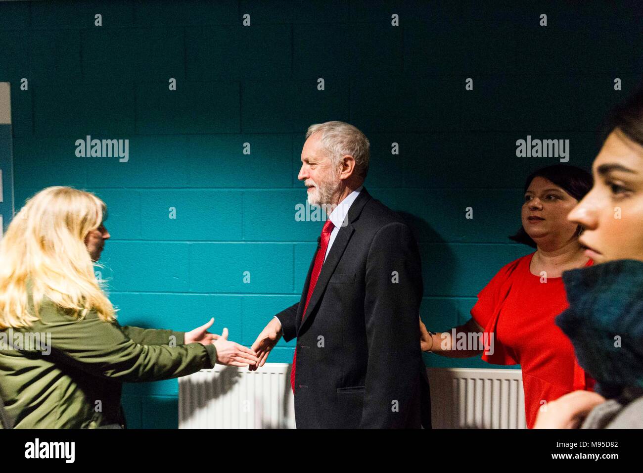 Jeremy Corbyn, leader del partito laburista, insieme con i membri anziani del Cabinet Shadow con il lancio ufficiale di manodopera locale della campagna elettorale Foto Stock