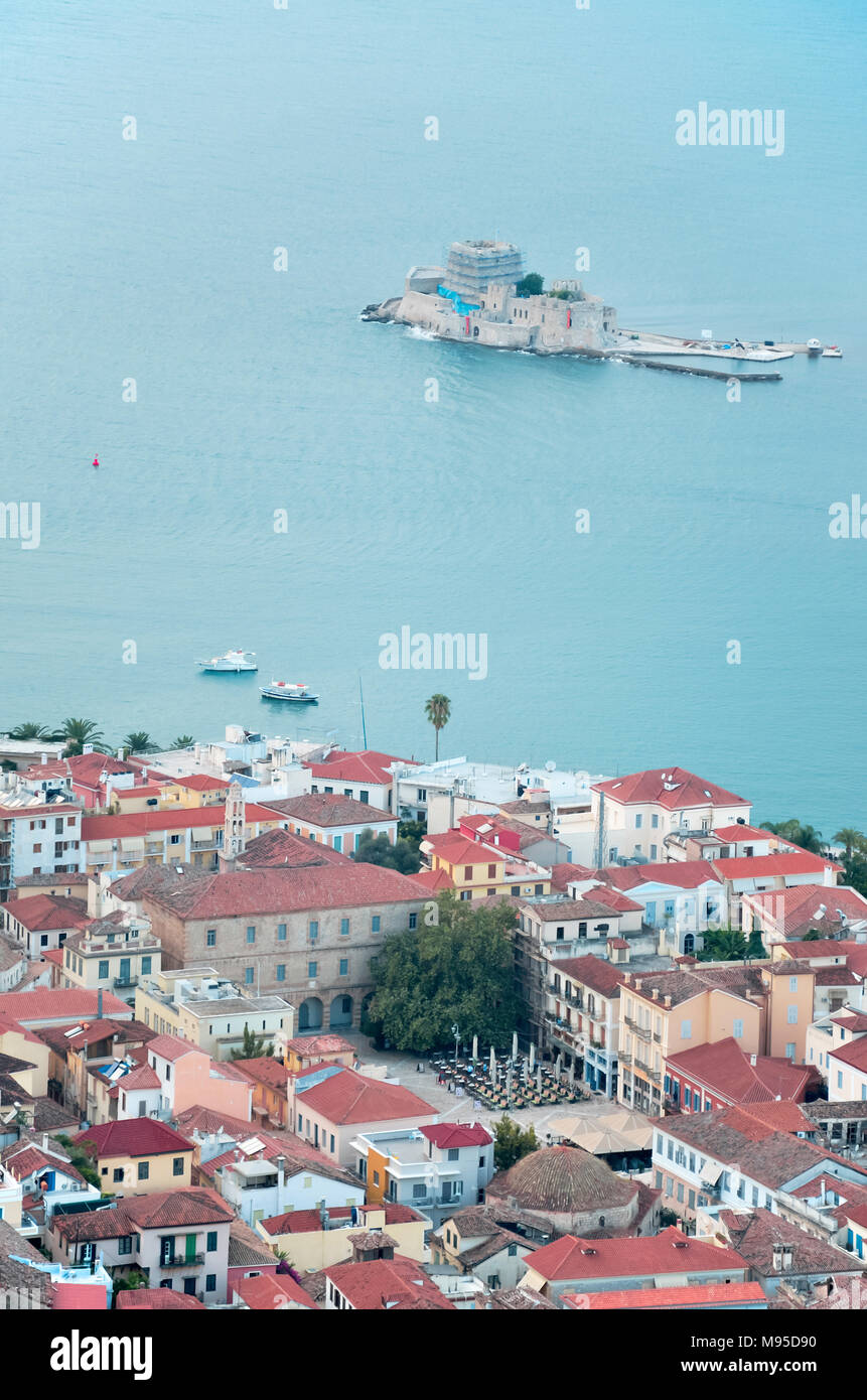 Sintagmatos square e Bourtzi vista dal castello di Palamidi in Nafplion , Grecia Foto Stock