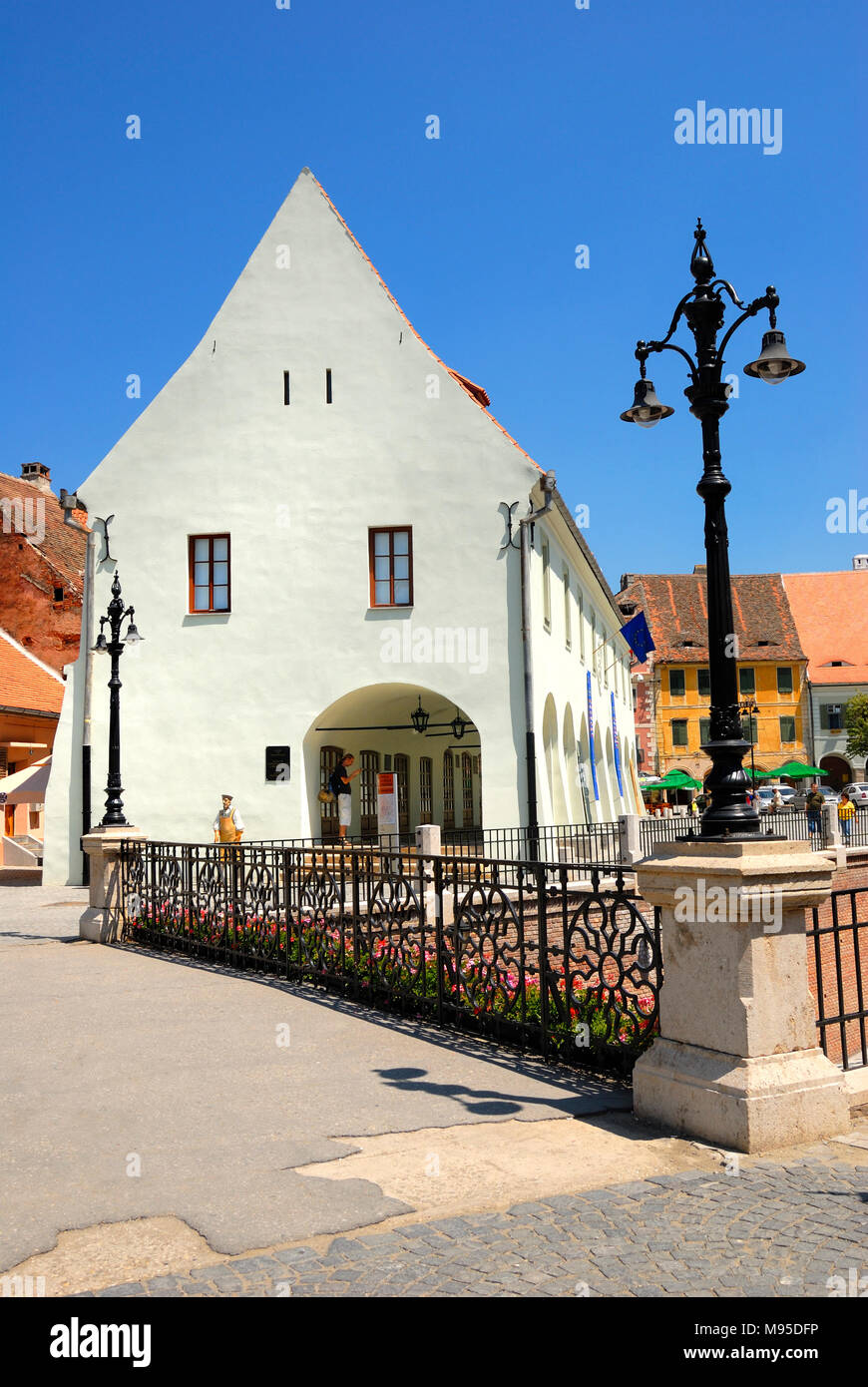 Sibiu, Transilvania, Romania. Piata Mica (quadrato) legante Franz Museo di Etnologia del mondo e il ponte in ferro ("bugiardi ponte") Foto Stock