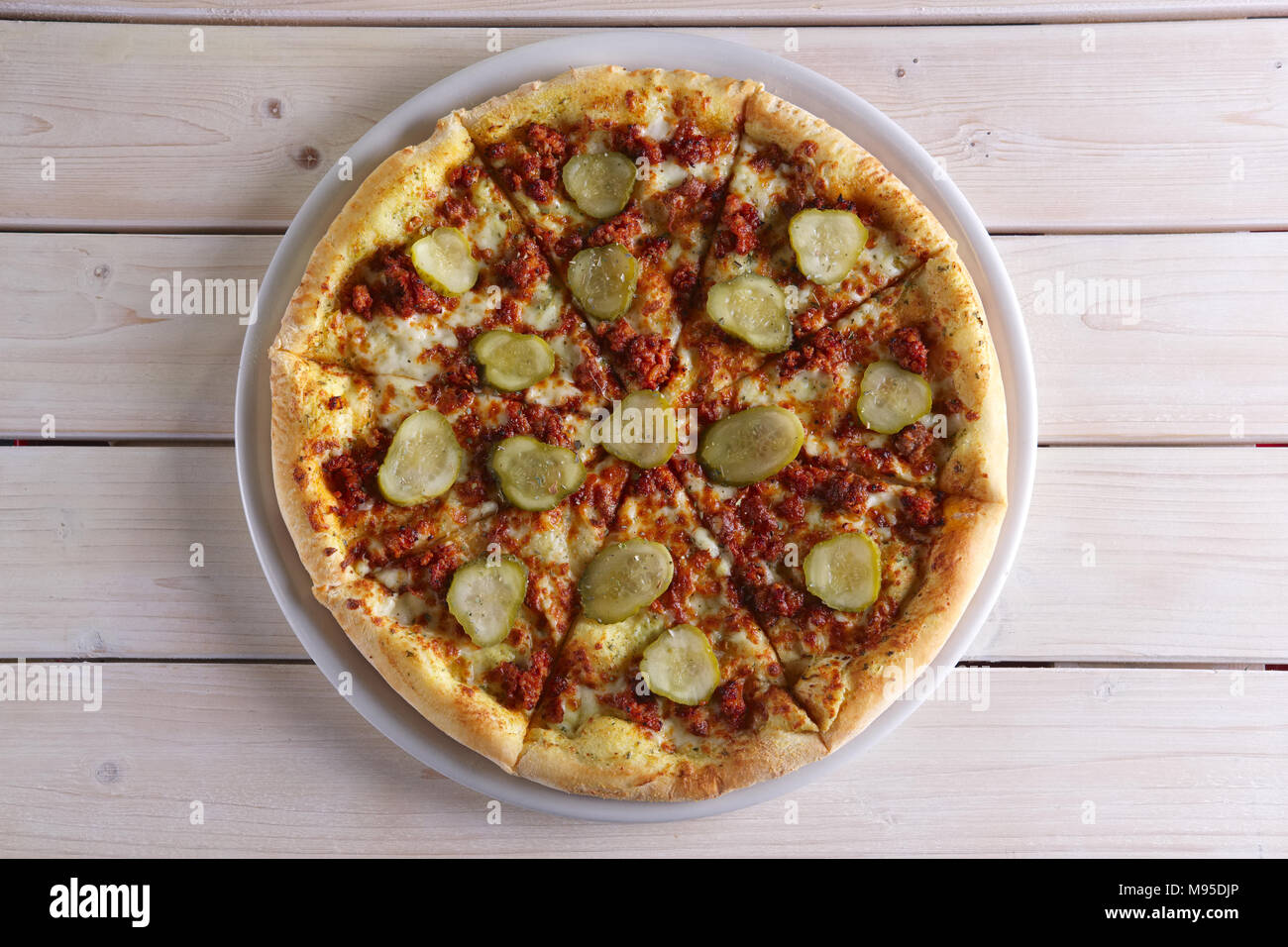 Doppio formaggio la pizza con il cetriolo sottaceto Foto Stock