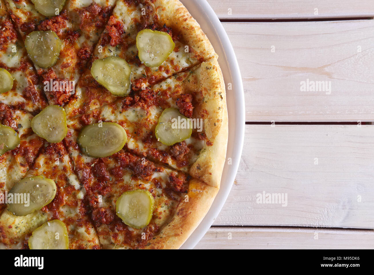 Doppio formaggio la pizza con il cetriolo sottaceto Foto Stock