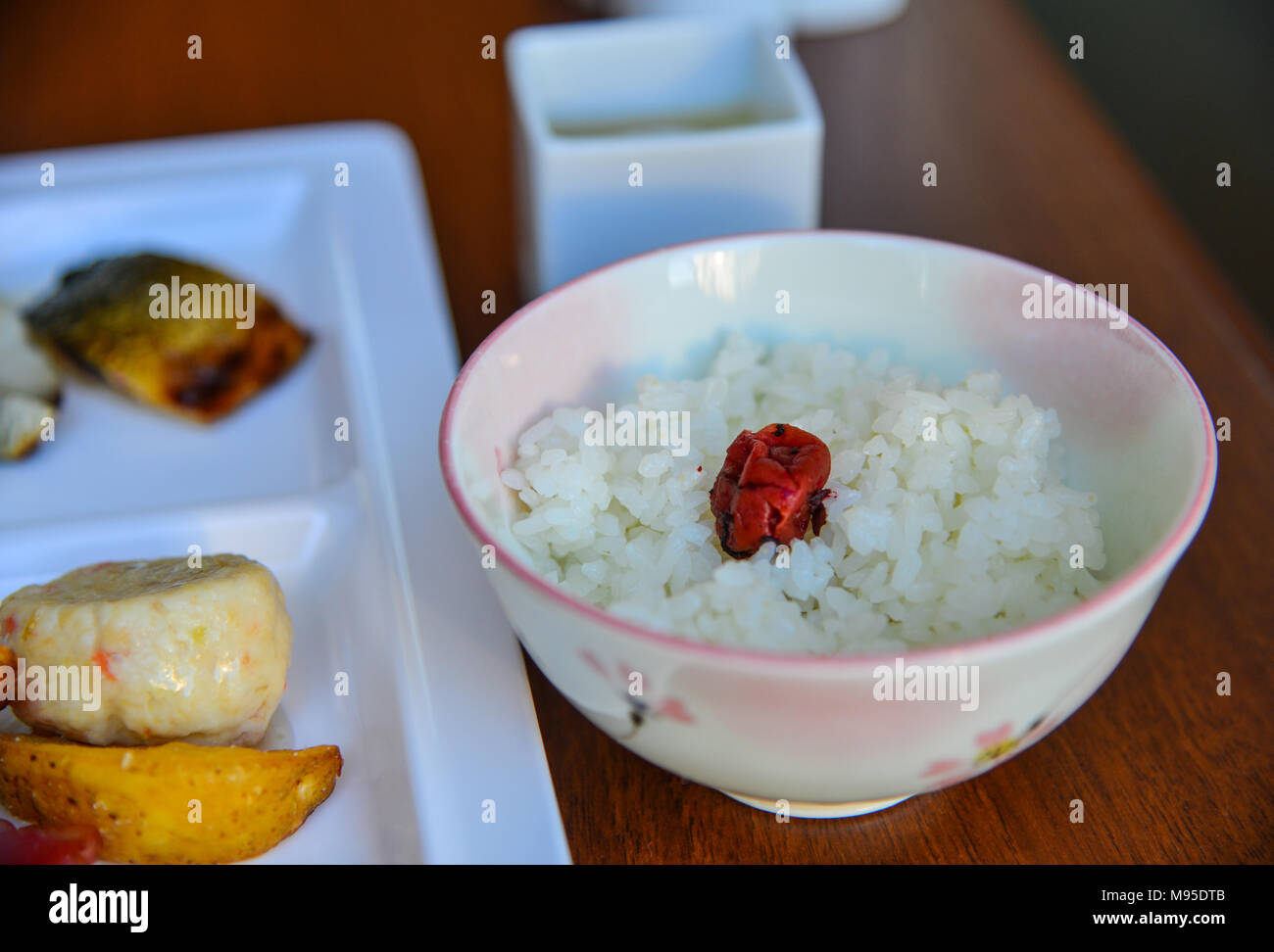 Giapponese di riso bianco e umeboshi (prugna pickle) sul tavolo per il  pranzo Foto stock - Alamy