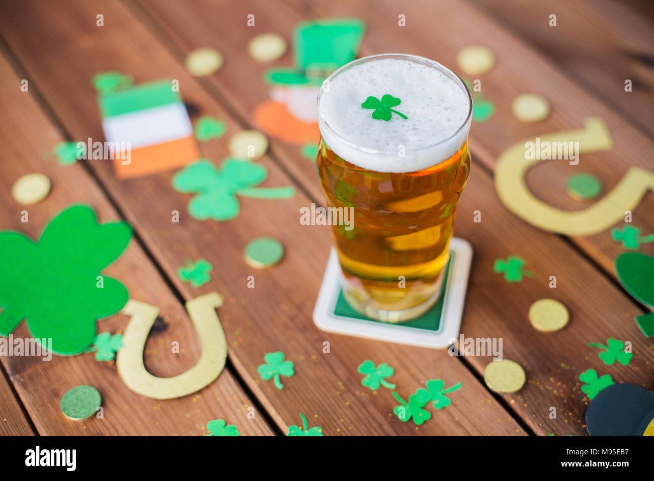 Bicchiere di birra e il giorno di san patrizio decorazioni Foto Stock