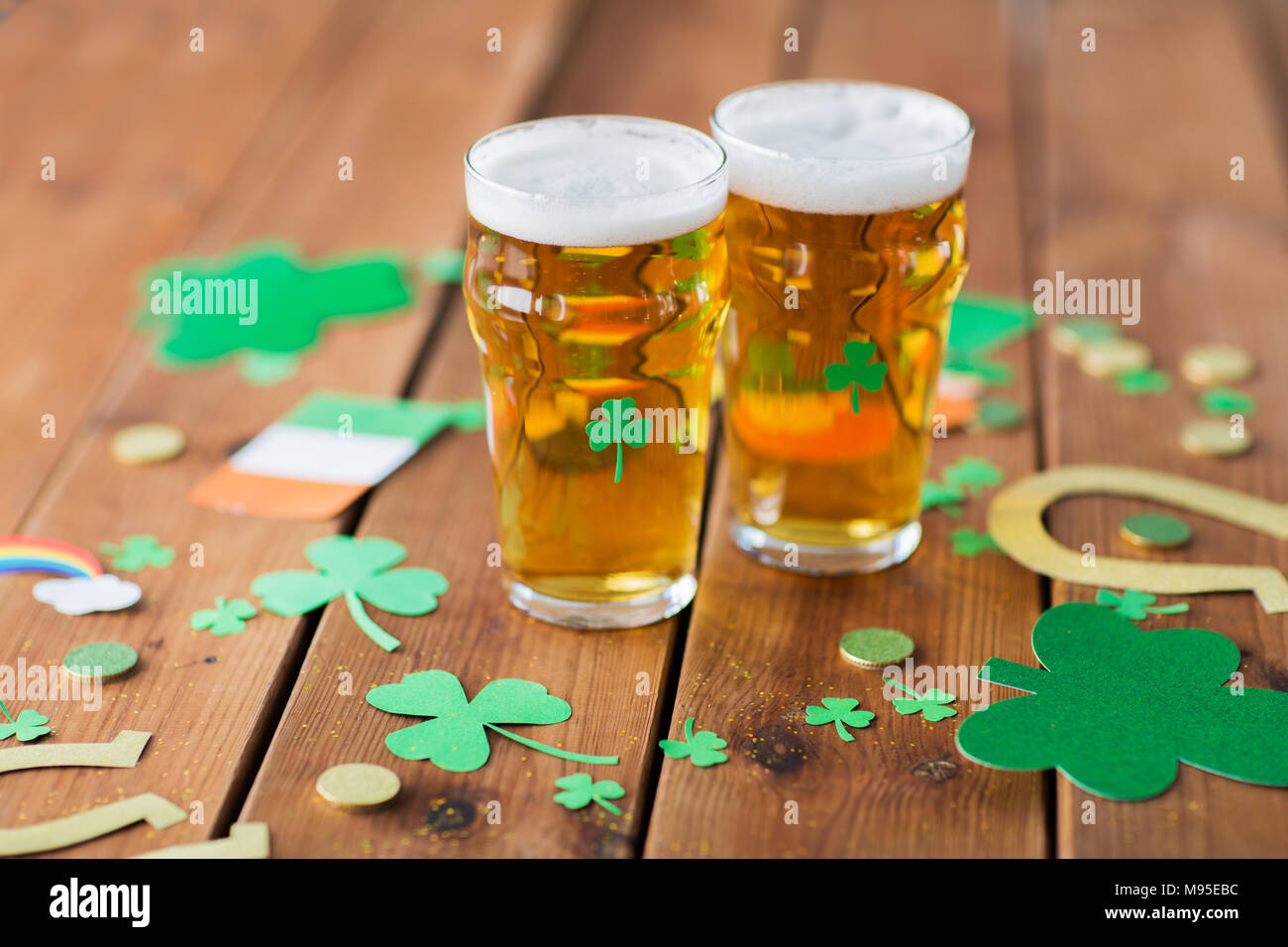 Bicchieri di birra e il giorno di san patrizio decorazioni Foto Stock