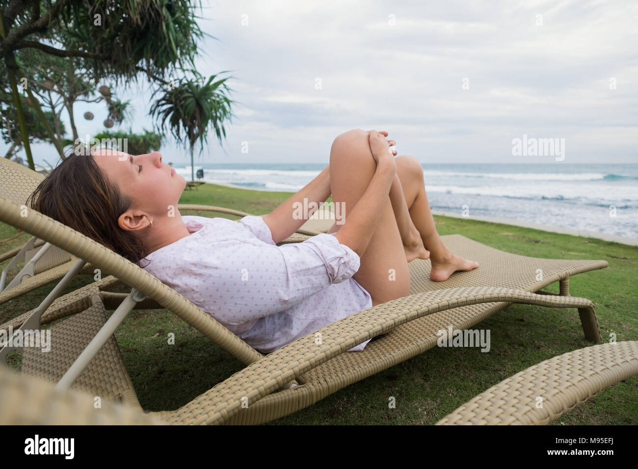 La donna caucasica rilassante nella poltrona vicino oceano indiano in Srilanka. Avere una buona vacanza in Asia Foto Stock