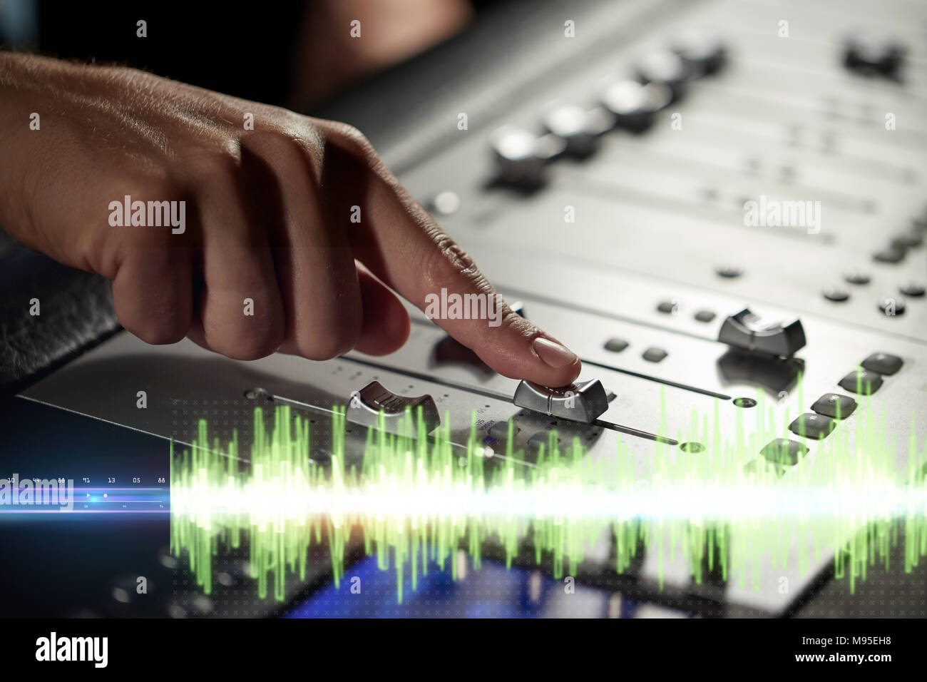 Mani sulla console di miscelazione in music studio di registrazione Foto Stock