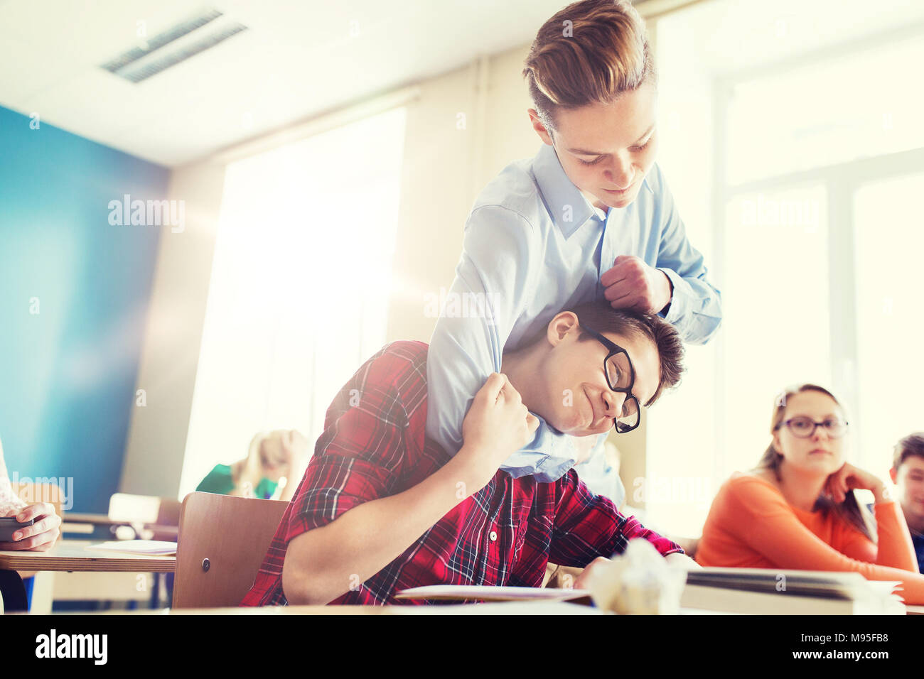 Studente ragazzo malato di classmate beffa Foto Stock