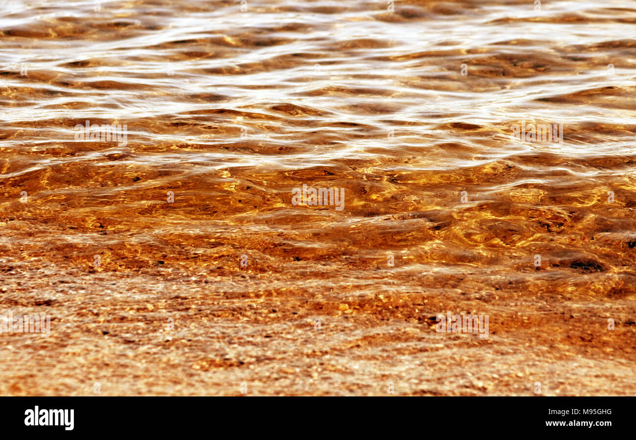 Belle acque oro con una morbida superficie increspata Foto Stock