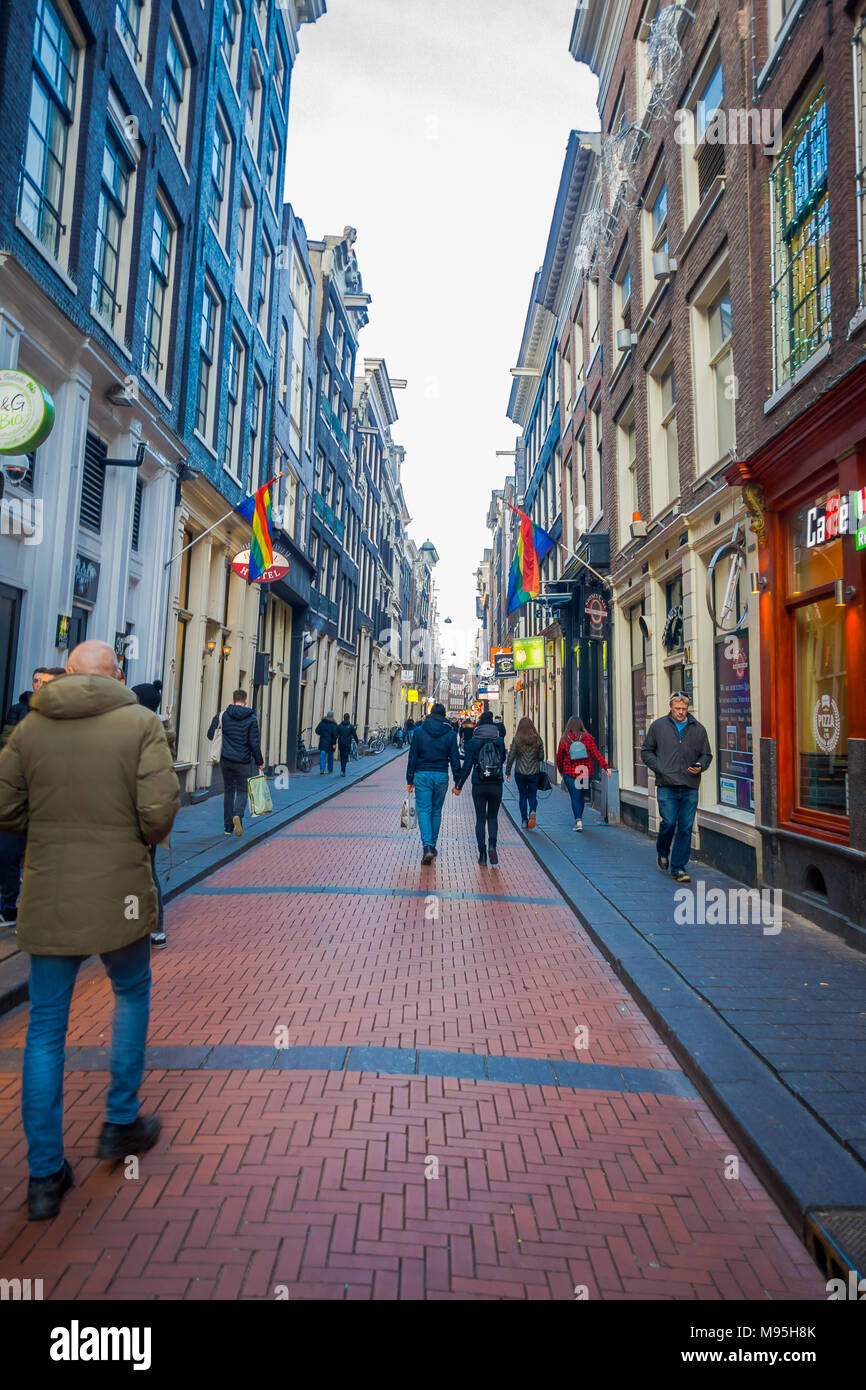 AMSTERDAM, PAESI BASSI, Marzo 10 2018:Outdoor View non identificato di persone che camminano per le strade della città al tempo di estate Foto Stock