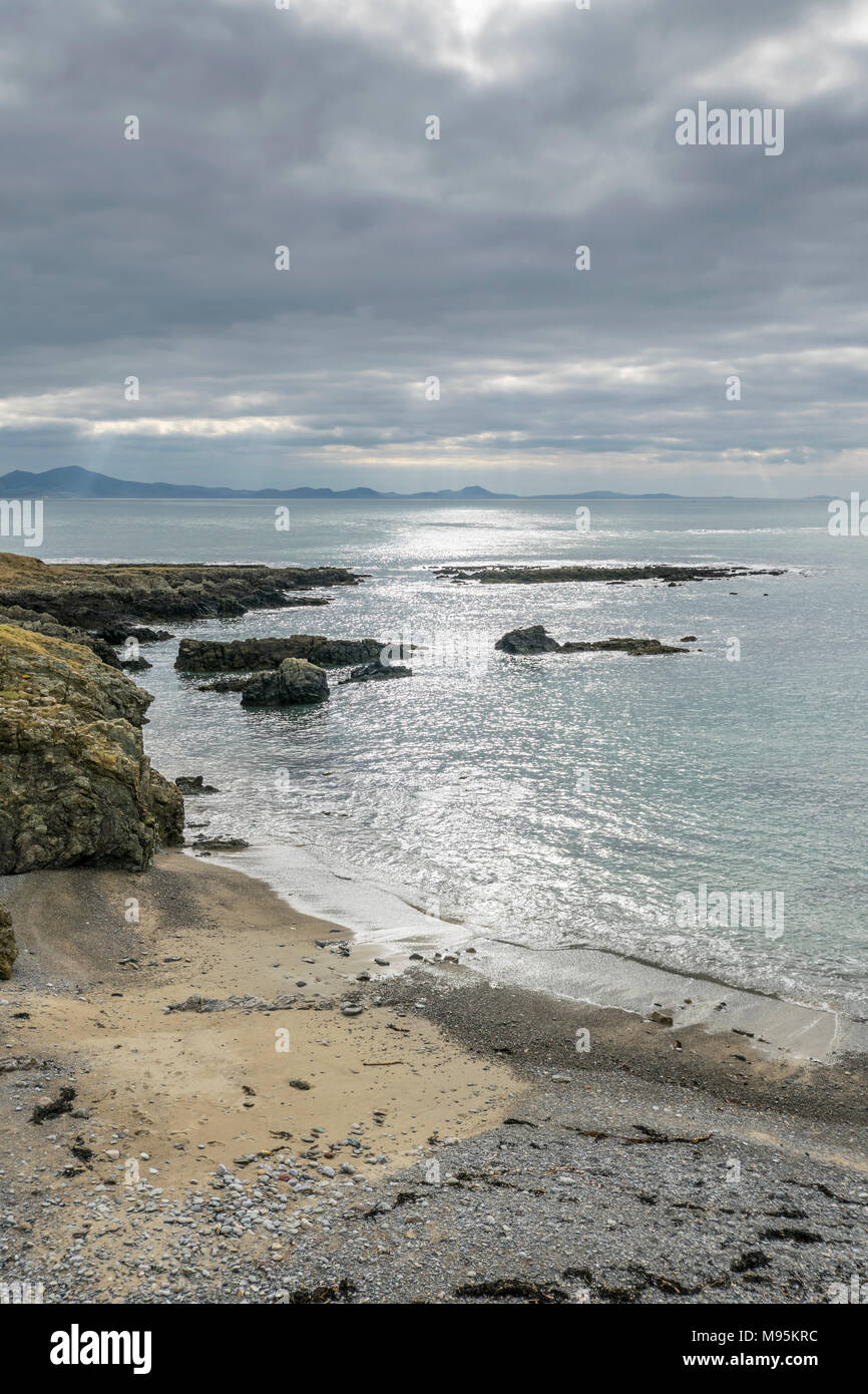 Costa di Anglesey rivolta a sud verso la Lleyn Peninsula a distanza Foto Stock