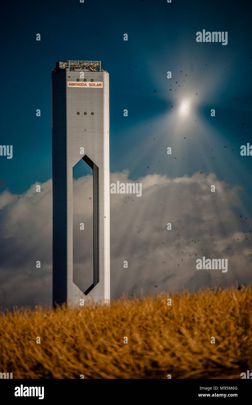 Un momento onirico come un solare-torre termica in modalità test si concentra i suoi specchi in cielo provocando una bella la convergenza dei raggi di luce, Sevilla, Spagna. Foto Stock