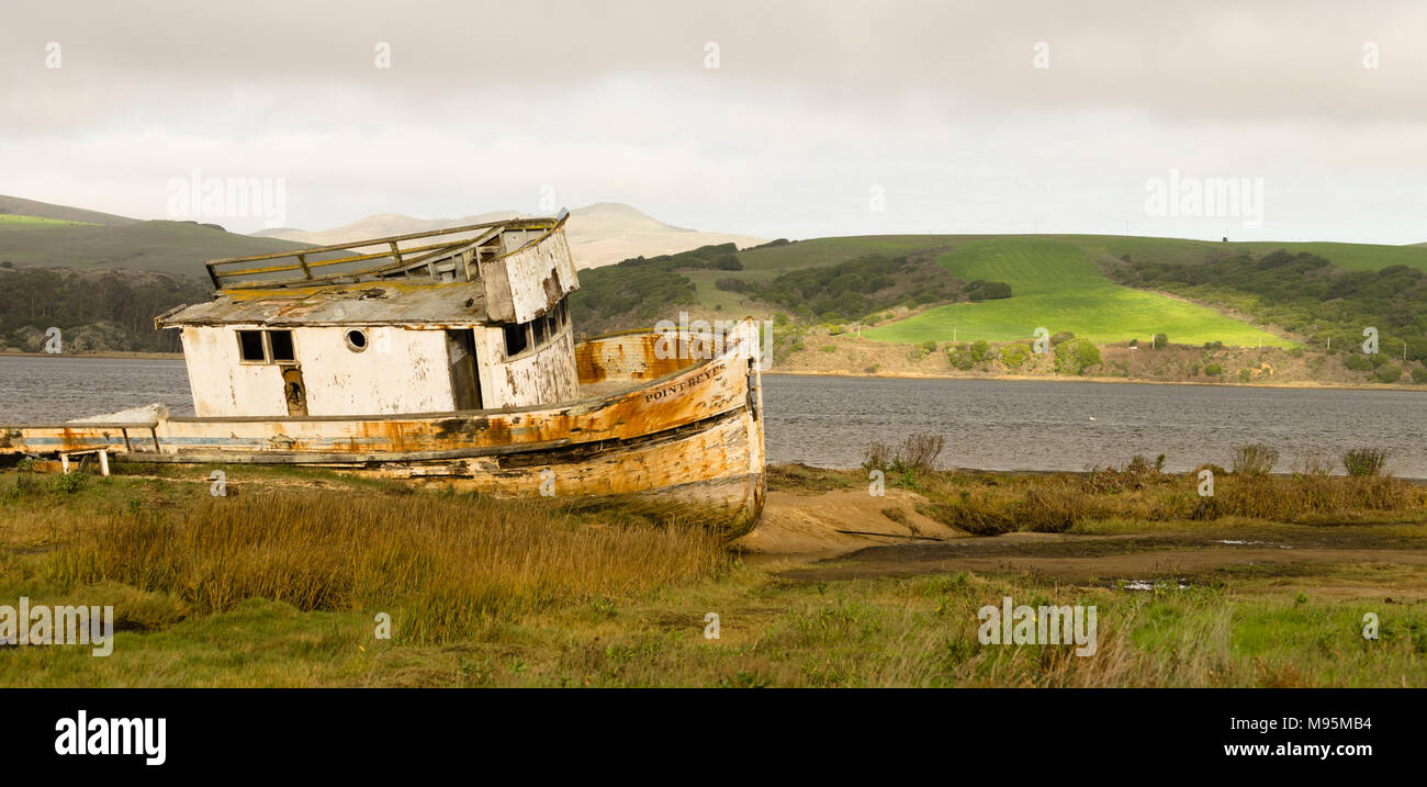 Una vecchia barca spiaggiata lay marciume lontano dimenticato al punto Reyes in California Foto Stock