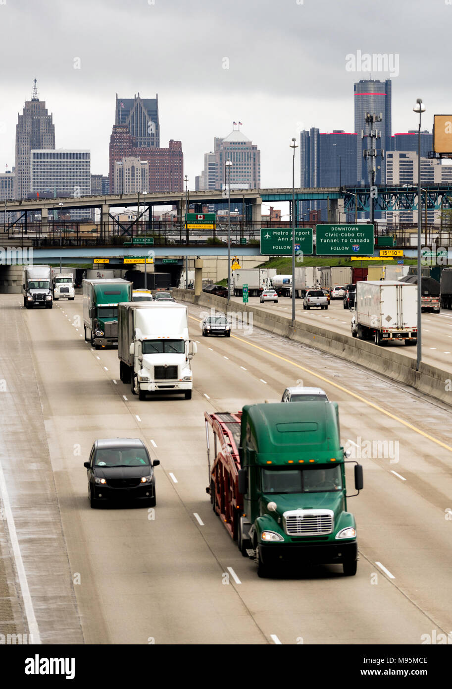 Big Rig frequenti le autostrade in ed intorno a Detroit Michigan in una composizione verticale Foto Stock
