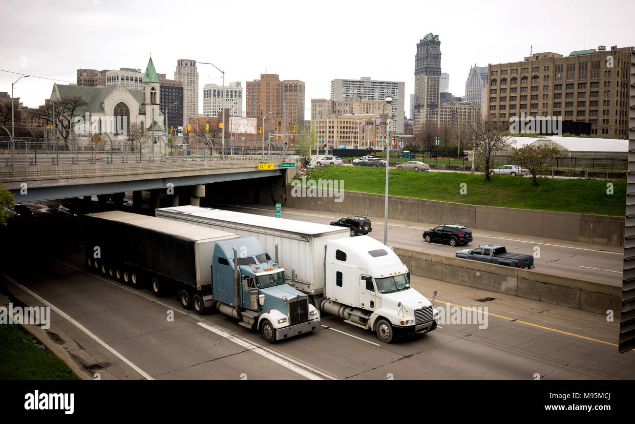 Big Rig frequenti le autostrade in ed intorno a Detroit Michigan in una composizione orizzontale Foto Stock