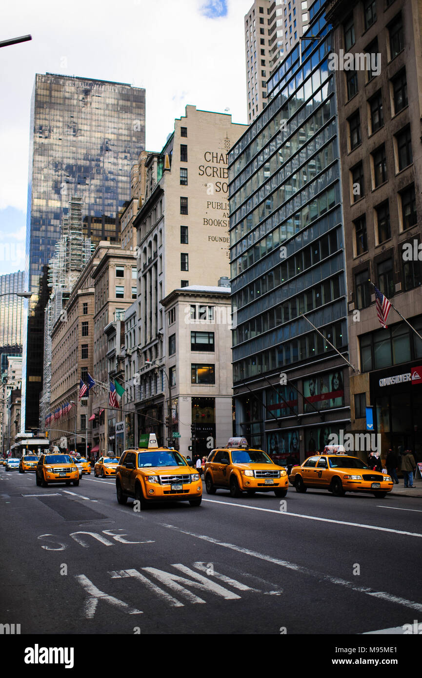 Yellow Cabs drive sebbene Manhattan, New York City, marzo 2013. Foto Stock