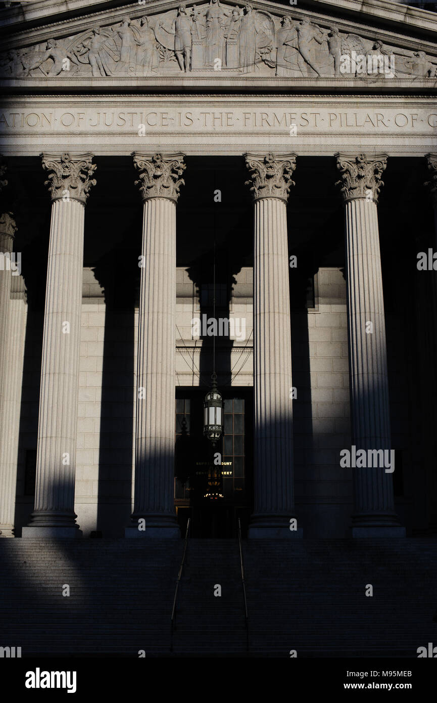 Le ombre cadono sulla corte suprema dello Stato di New York, nella città di New York, aprile 2013. Foto Stock