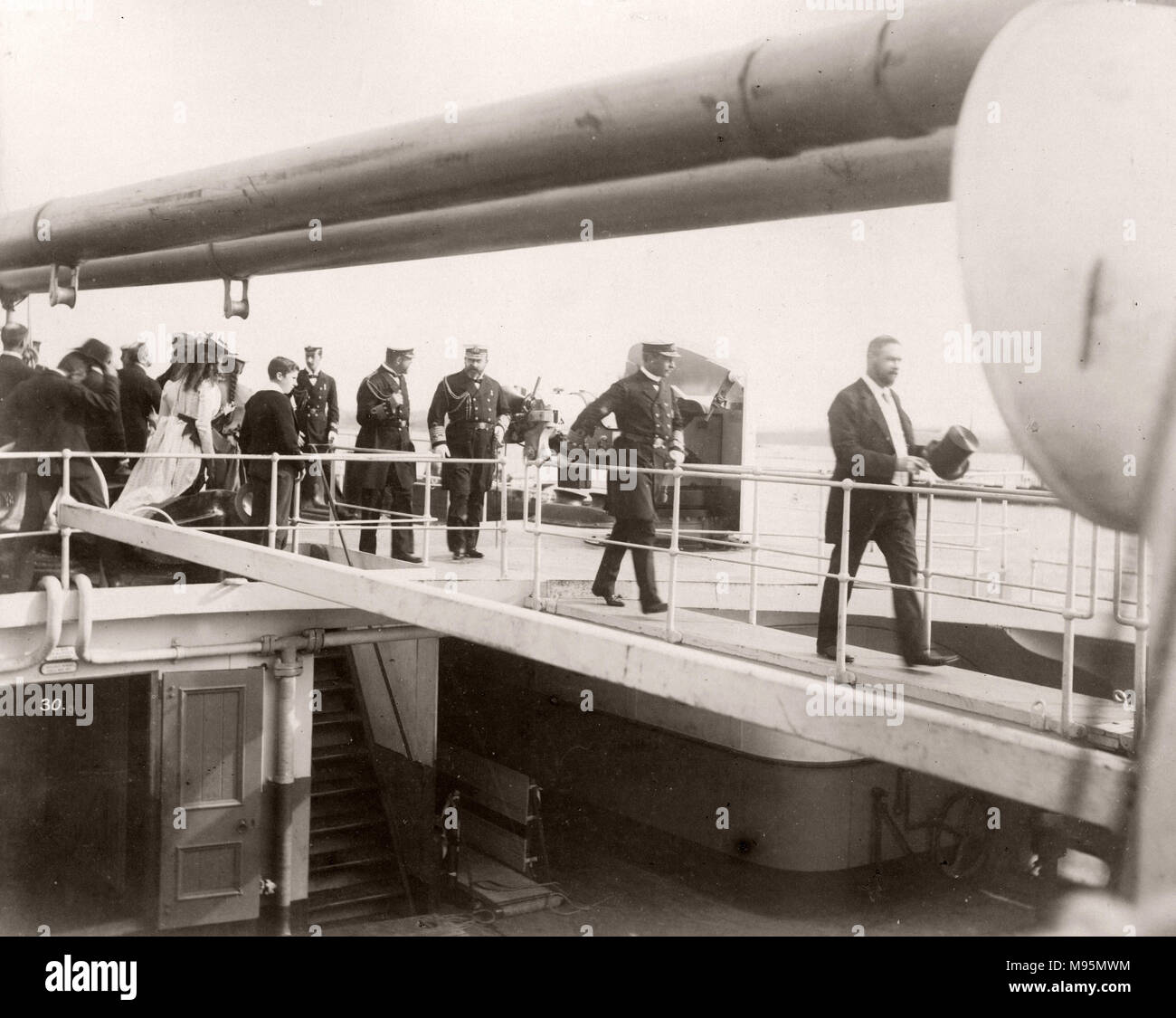 1889 fotografia - RMS Teutonico - da un album di immagini relative al lancio del vaso che è stato costruito da Harland e Wolff a Belfast per la White Star Line - in seguito per ottenere notorietà come il proprietario del Titanic. L'album mostra gli interni della nave, membro dell'equipaggio, crociere di prova, compresa una visita a bordo mediante il Kaiser tedesco e il Principe di Galles, così come molte immagini di altri visitatori. Questa immagine - visita alla nave da Prince Edward, il Principe di Galles, l'imperatore tedesco Wilhelm II, il Principe Enrico di Prussia e il Principe Albert Victor Foto Stock