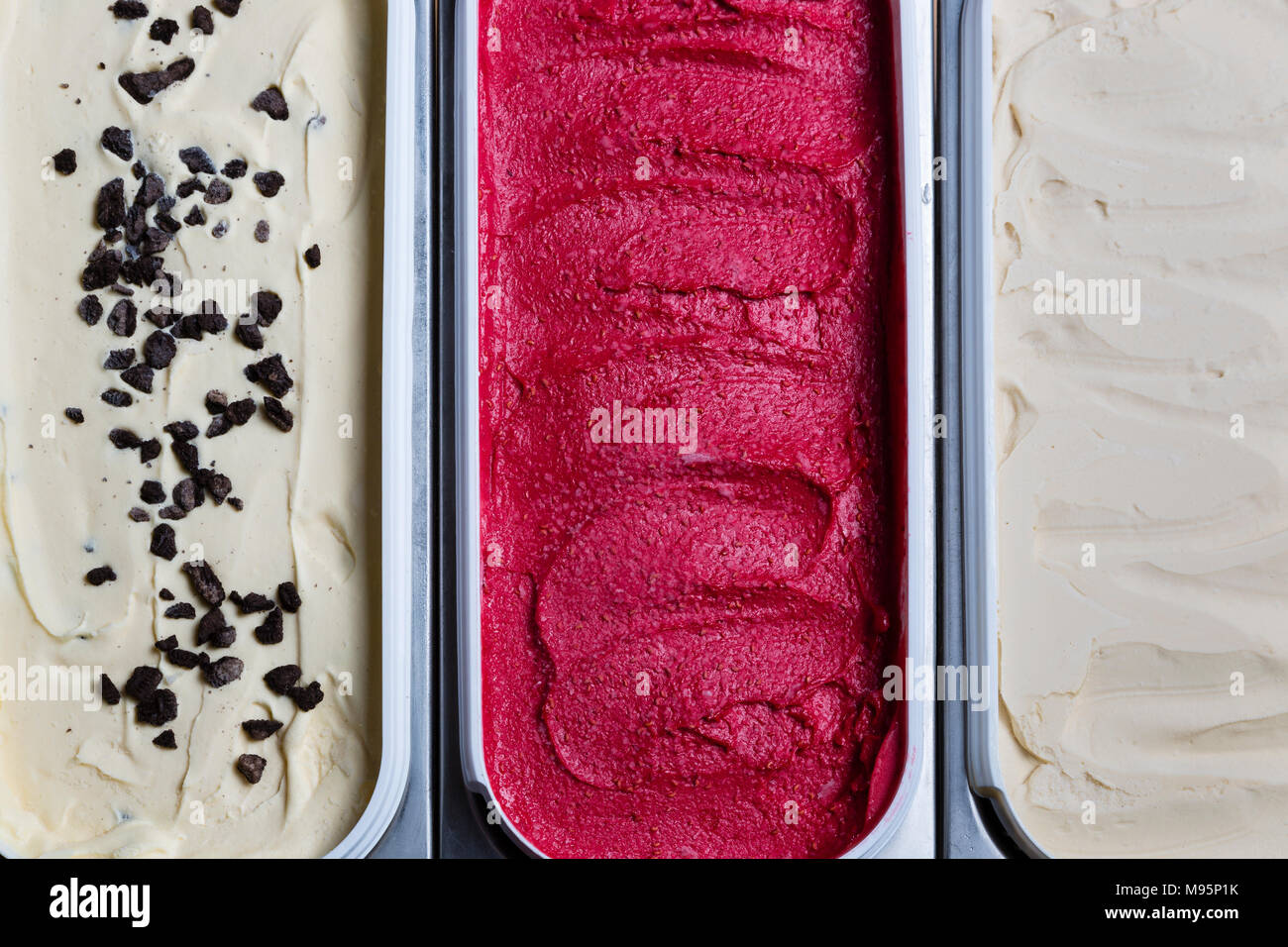 Vari gusti di gelato in metallo Contenitori display Foto Stock
