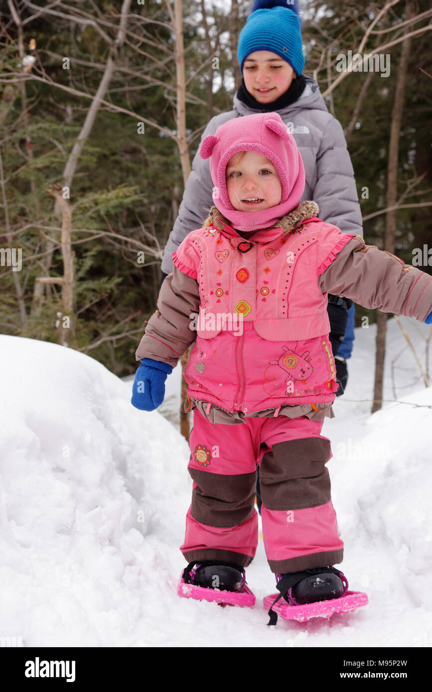 Una bambina di 3 anni di età) con le racchette da neve in Québec Canada Foto Stock