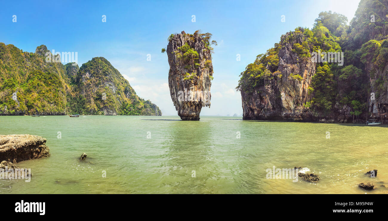 Khao Antonello Kan (Isola di James Bond) in una giornata di sole, Phang Nga, Thailandia Foto Stock