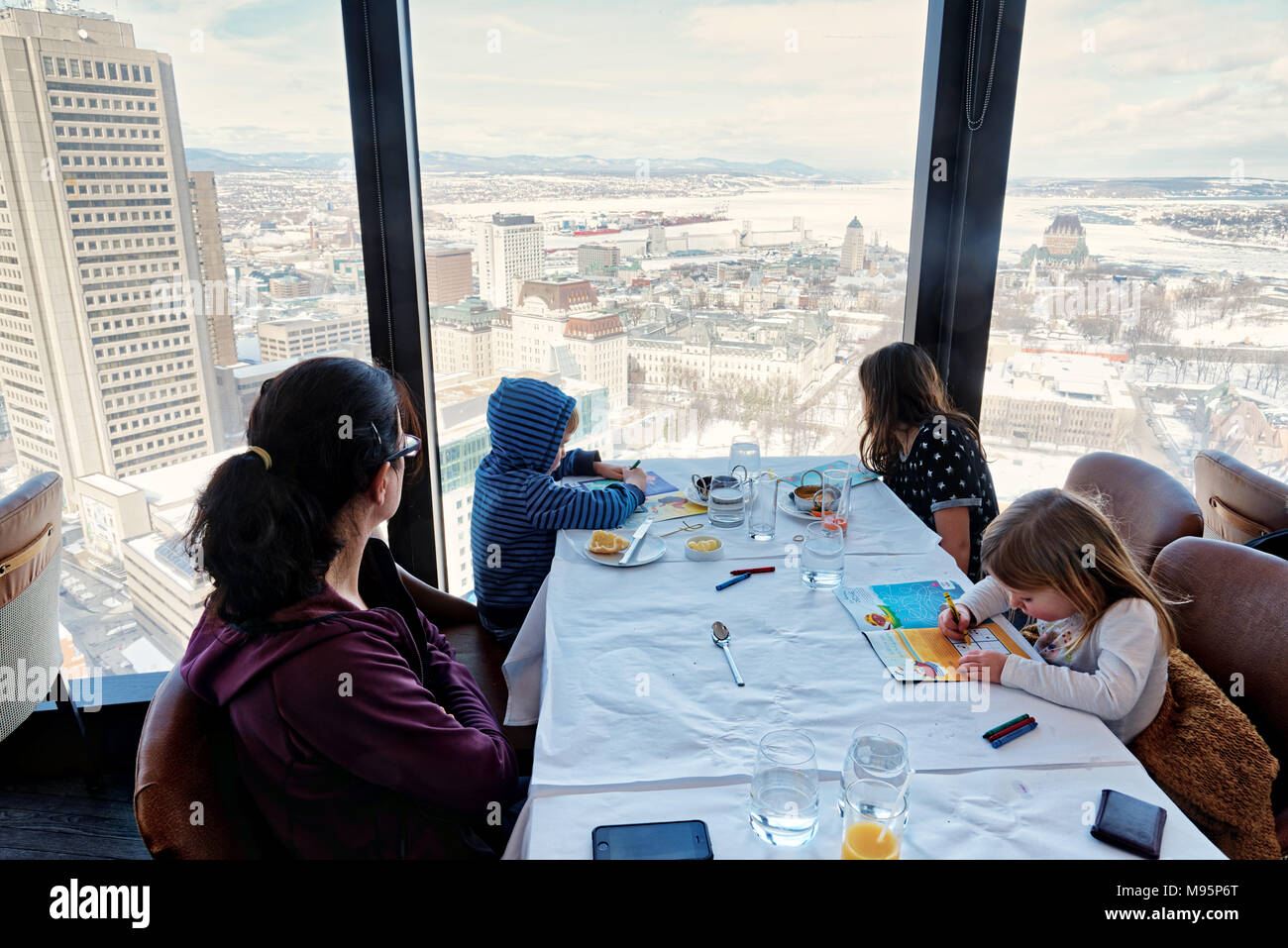 Le famiglie a pranzo nel Ciel! Il ristorante rotante in Quebec City, con iews attraverso la congelati St Lawrence e lo Chateau Frontenac Foto Stock