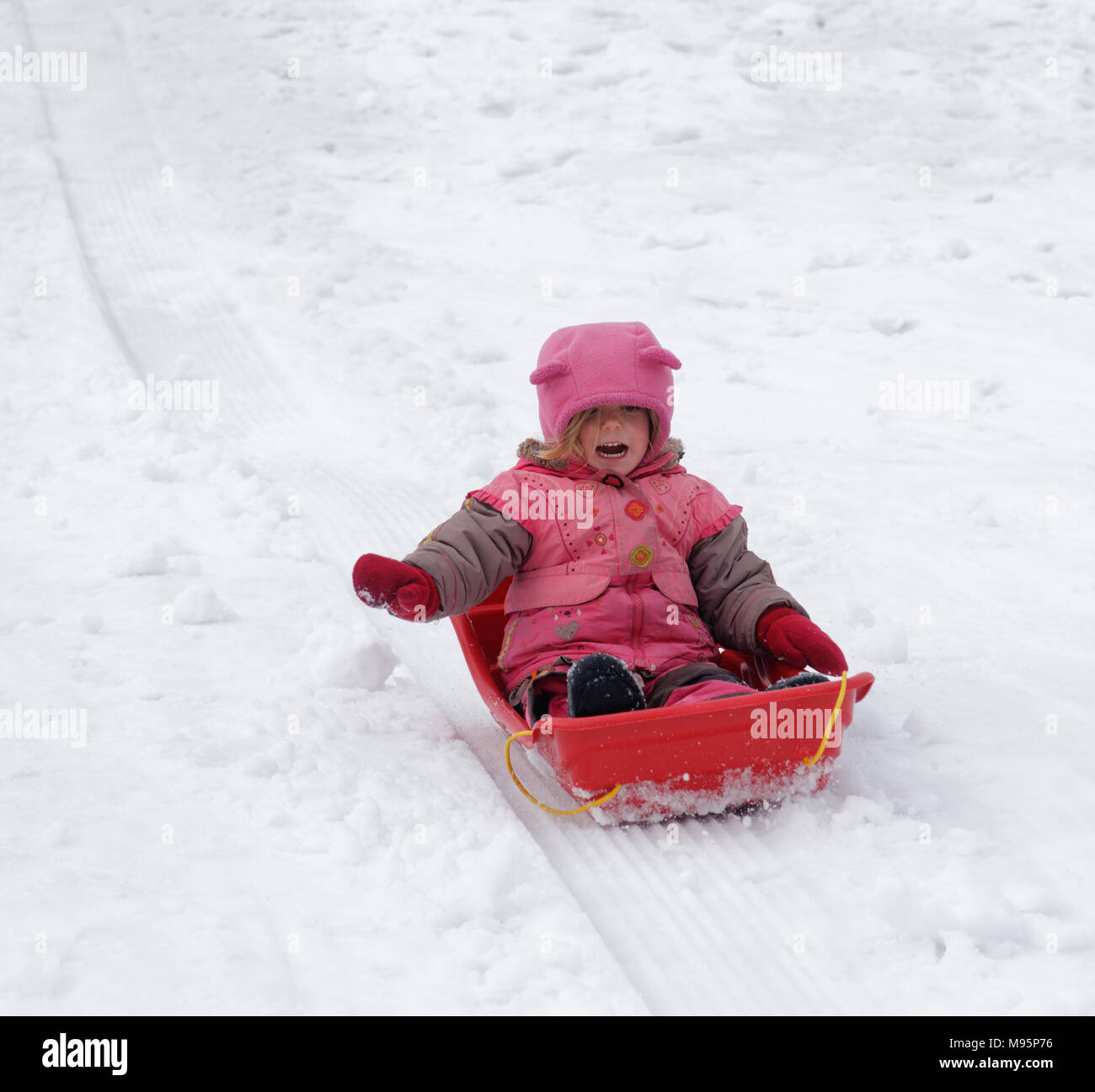 Una bambina di 3 anni) in slittino Québec Canada Foto Stock