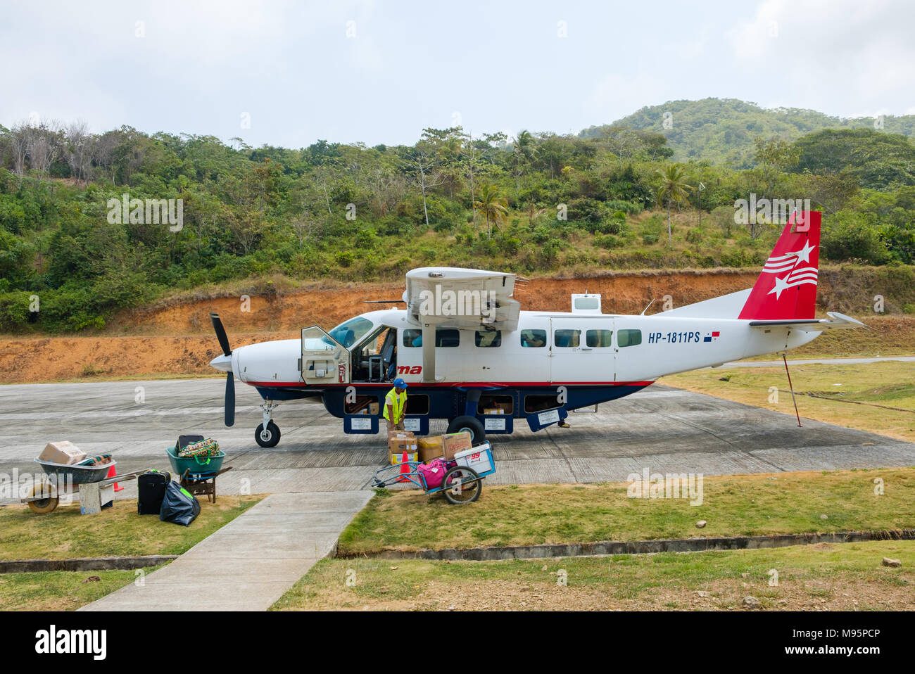 Puerto Obaldia, Panama - Marzo 2018: piccola elica passeggero aereo da aria Panama d'imbarco per il volo a Città di Panama Foto Stock
