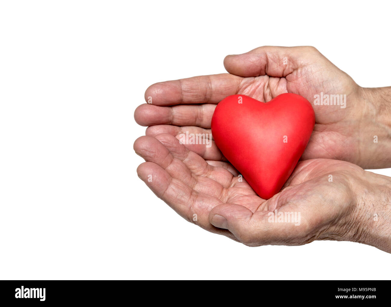 Uomo vecchio con le mani cuore rosso. Percorso di clipping incluso. Foto Stock