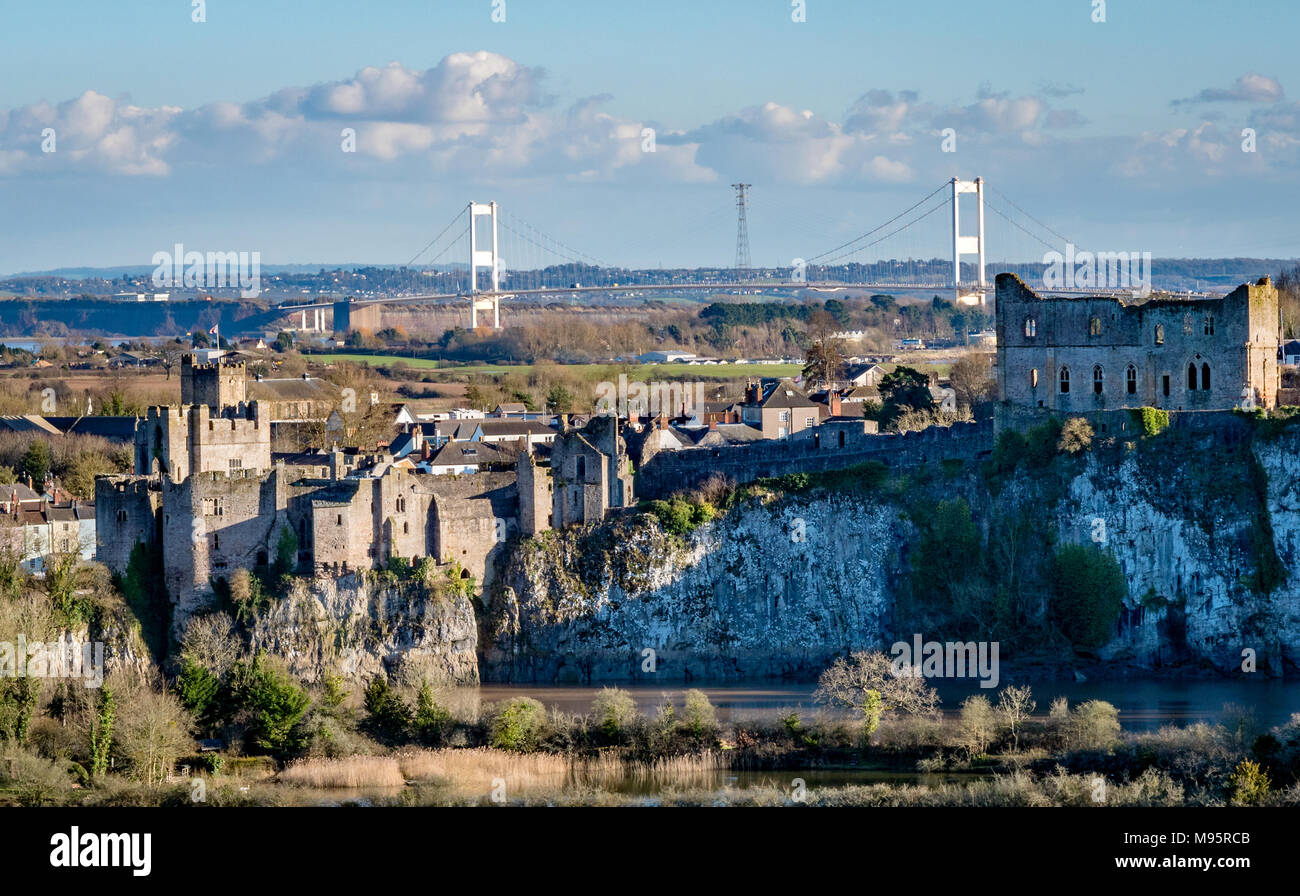 Vista dall'Alcova legno sul fiume Wye su Chepstow Castle e le lontane Severn Bridge - South Wales UK Foto Stock