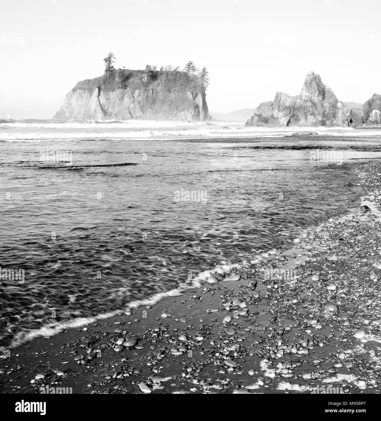 Square composizione rocciosa spiaggia Oregon onde frangersi bluffs e lavare uo sulla riva Foto Stock