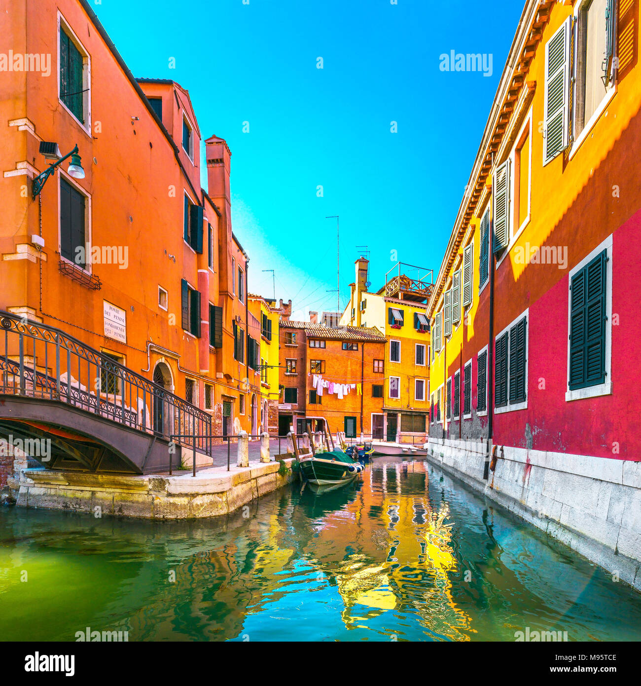 Venezia cityscape, acqua canal, bridge e edifici tradizionali. L'Italia, l'Europa. Foto Stock