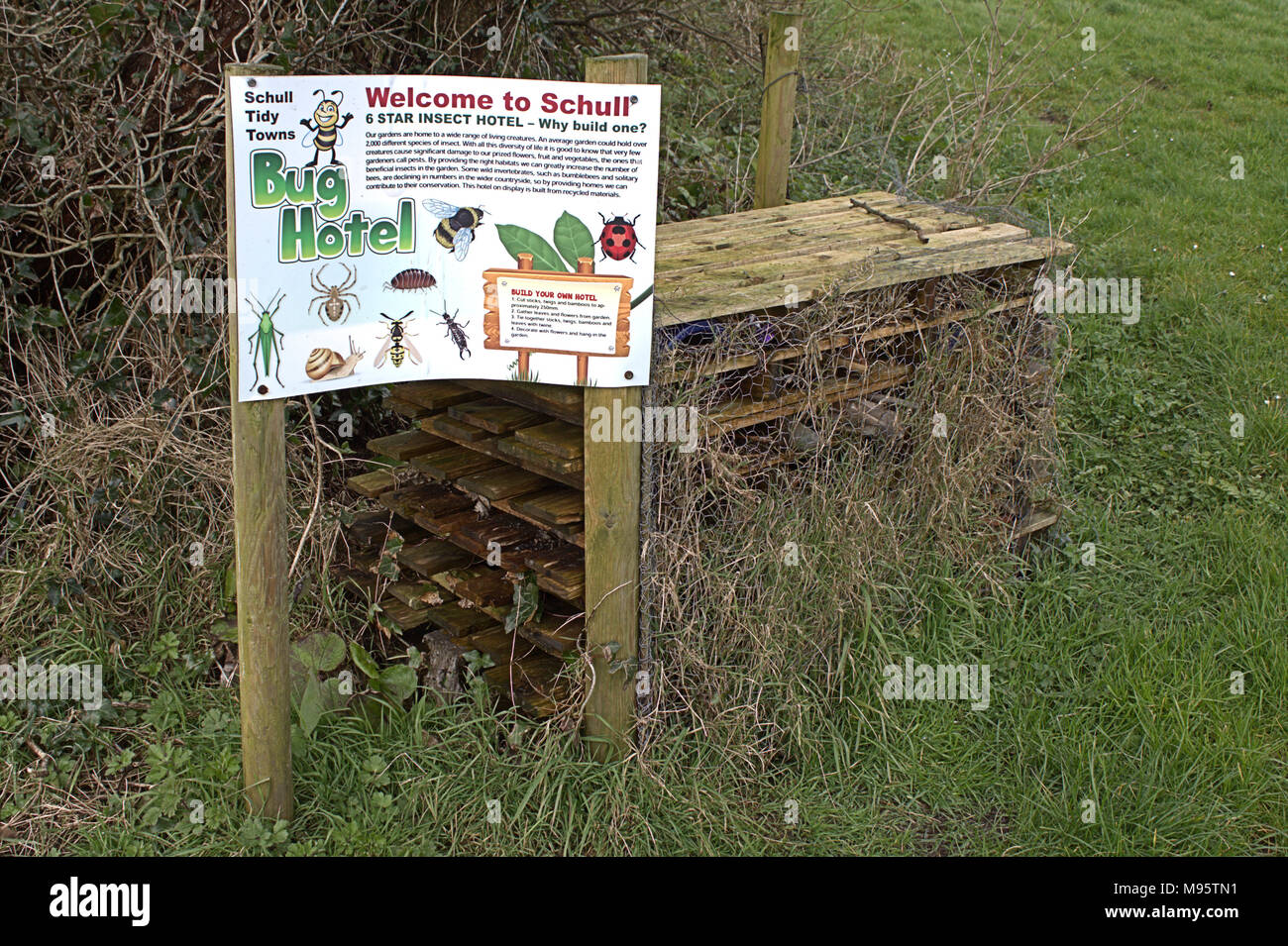 Le istruzioni per la creazione di insetti habitat amichevole in un parco locale. Foto Stock
