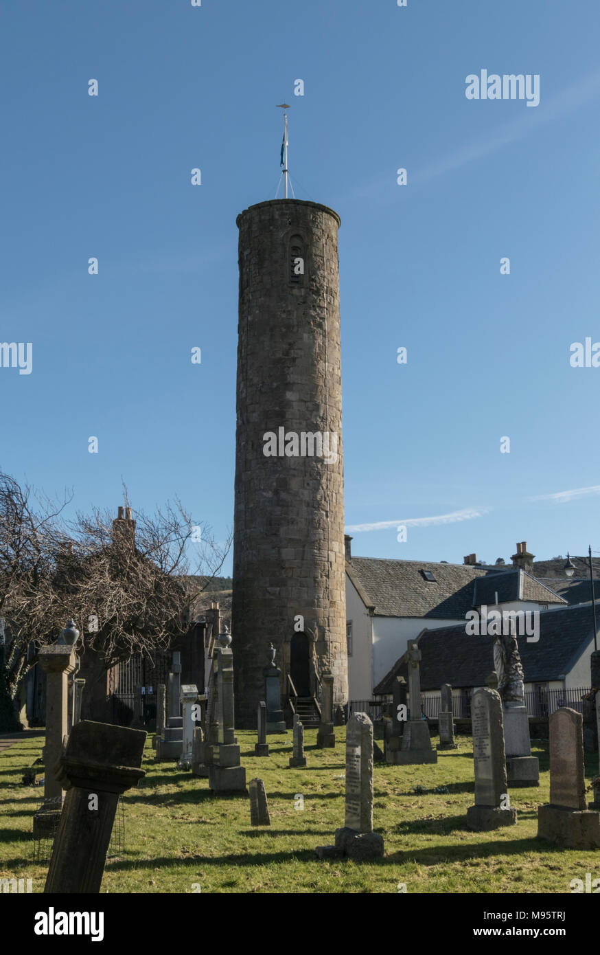 Un stile irlandese di round tower si trova al centro del villaggio di Abernethy, Perthshire, Scotland, Regno Unito. Foto Stock