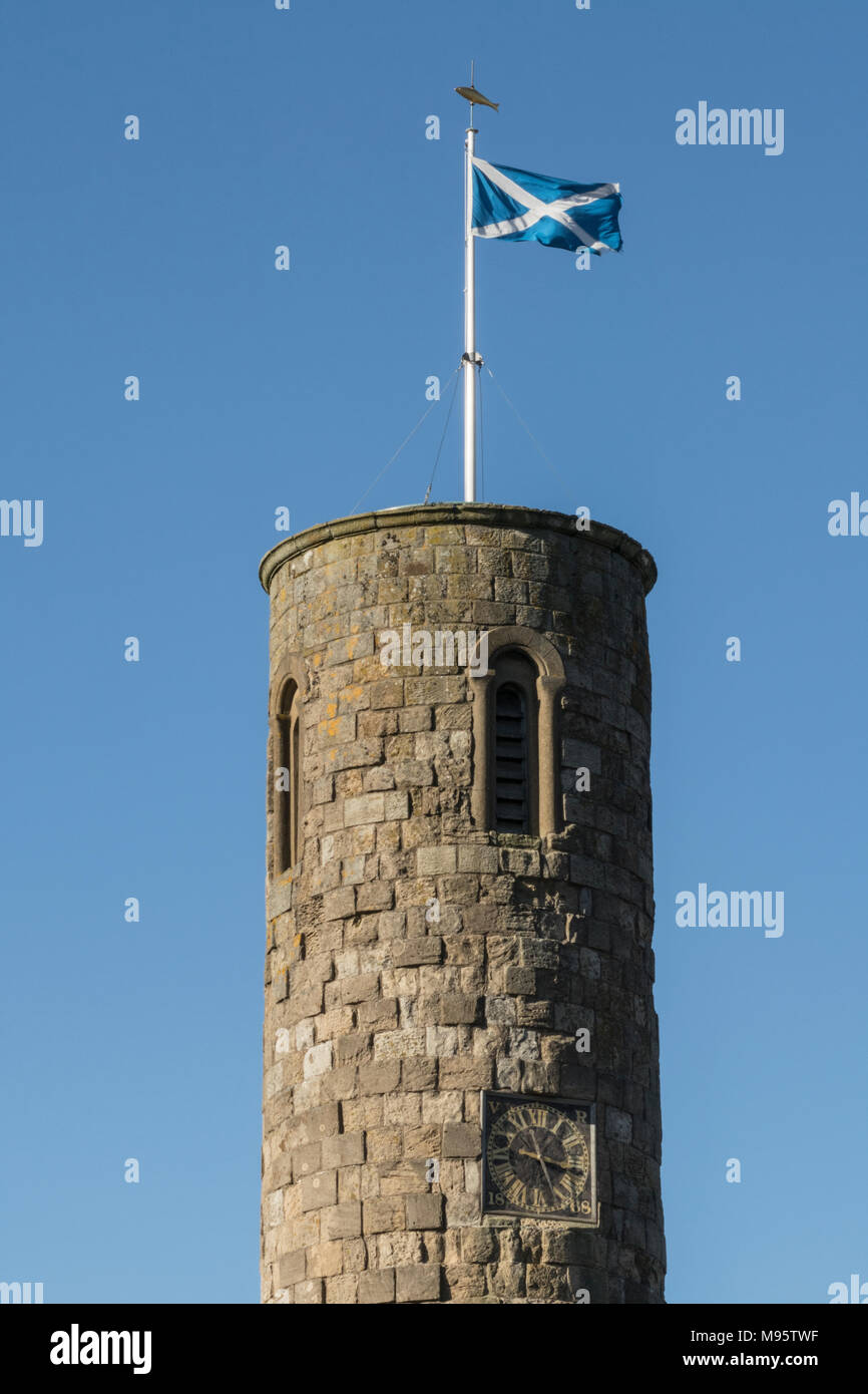 Un stile irlandese di round tower si trova al centro del villaggio di Abernethy, Perthshire, Scotland, Regno Unito. Foto Stock