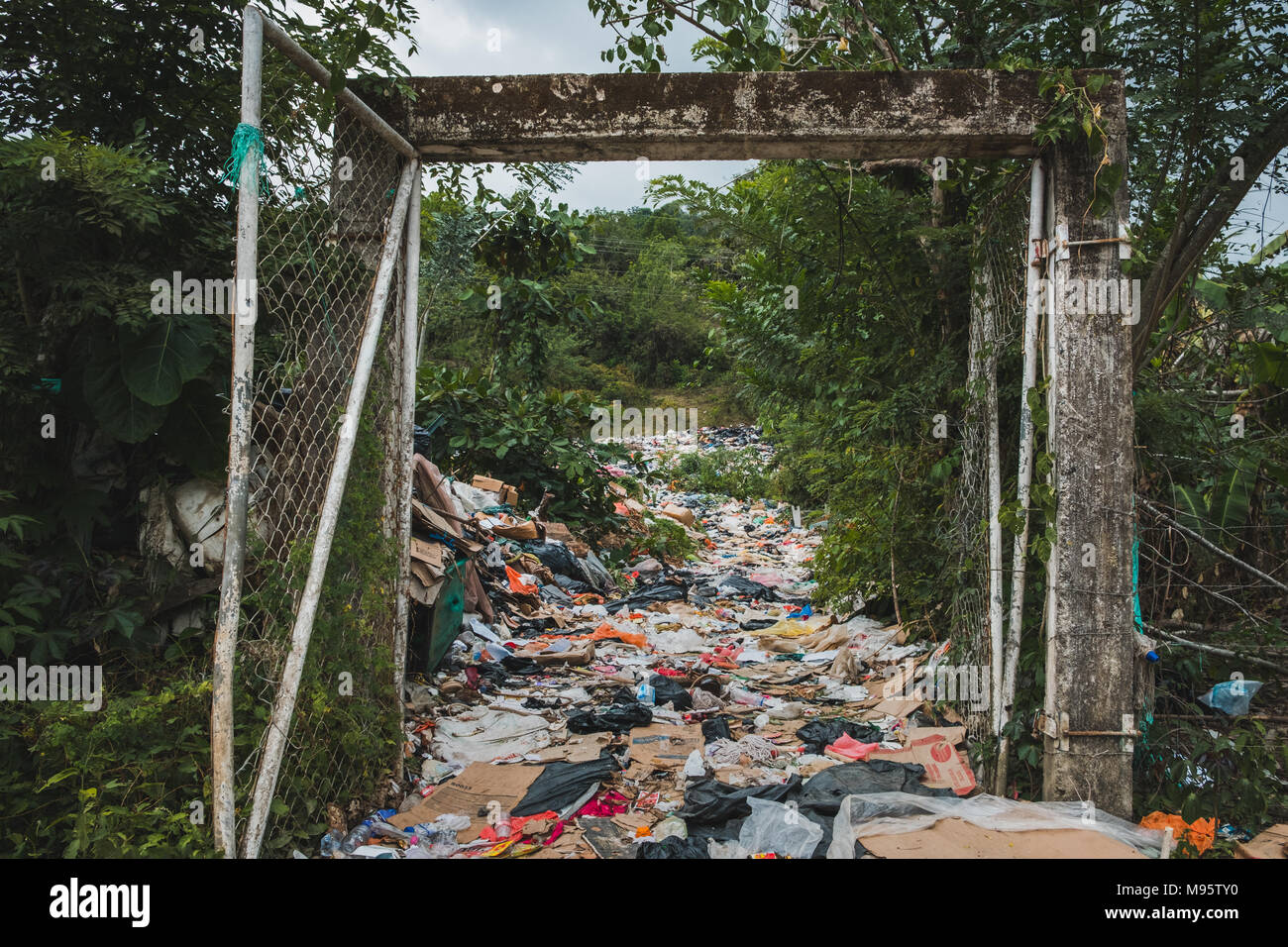 Discarica sanitaria - discarica di rifiuti, rifiuti desposit - inquinamento ambientale - Foto Stock