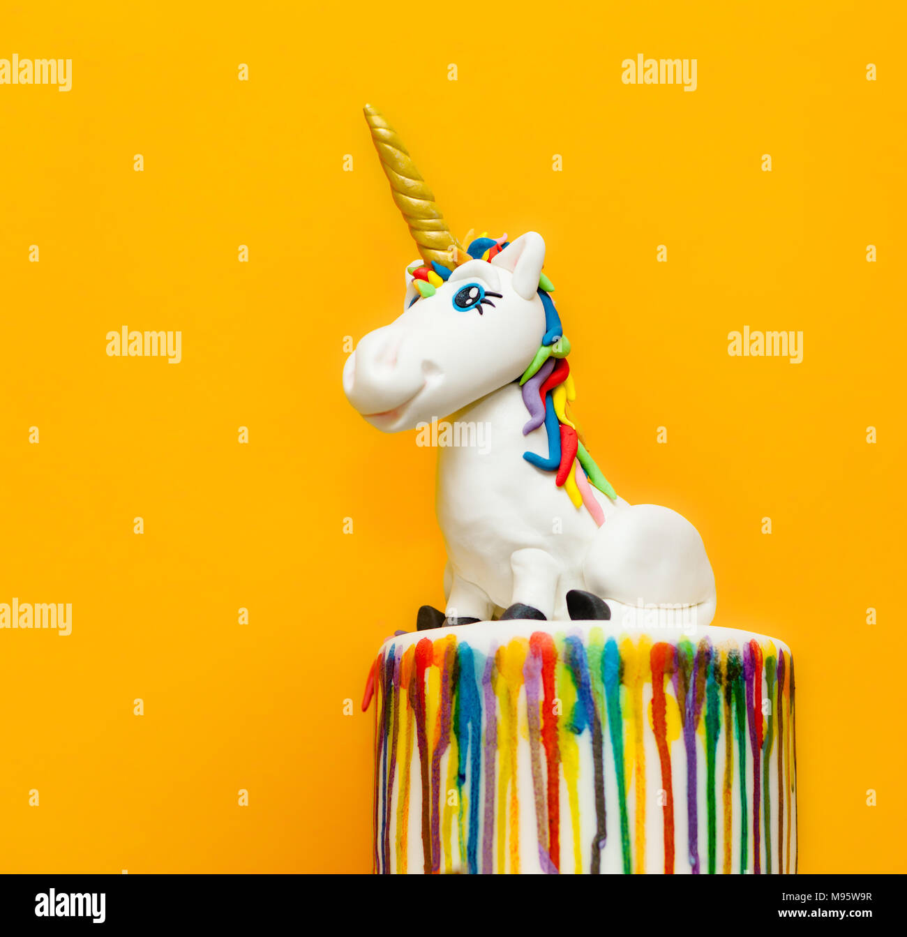 Unicorn cake topper realizzato in pasta di zucchero o fondente Foto stock -  Alamy
