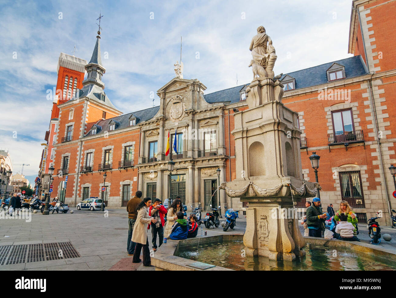 Madrid, Spagna : Persone in Plaza de la Provincia piazza barocca Santa Cruz Palace, sede del Ministero degli Affari Esteri. Foto Stock