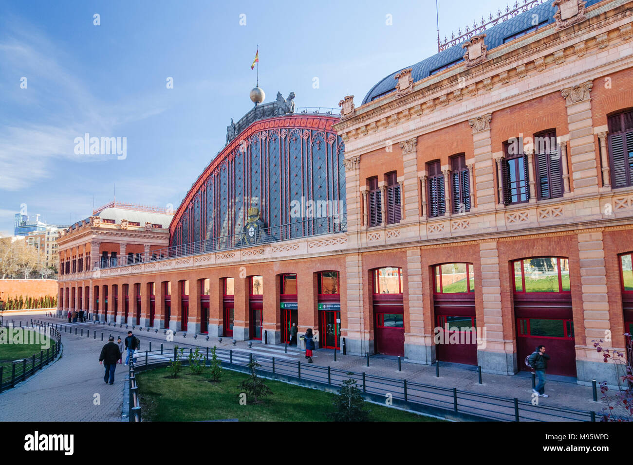 Madrid, Spagna : vista anteriore della stazione ferroviaria Atocha in Plaza del Emperador Carlos V (l'imperatore Carlo V Square) inaugurato il 9 febbraio 1851. Foto Stock