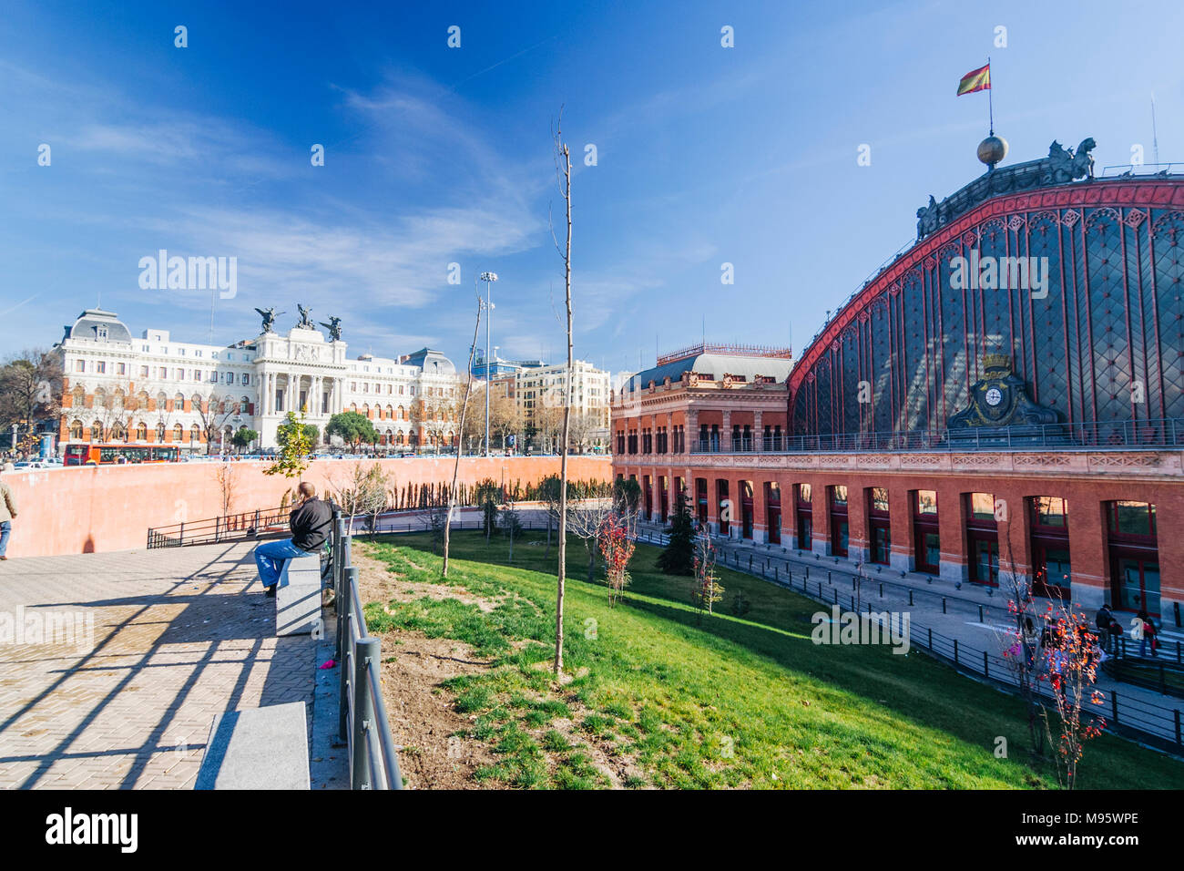 Madrid, Spagna : vista anteriore della stazione ferroviaria di Atocha e passanti in Plaza del Emperador Carlos V (l'imperatore Carlo V Square) inaugurato nel 1851 con t Foto Stock