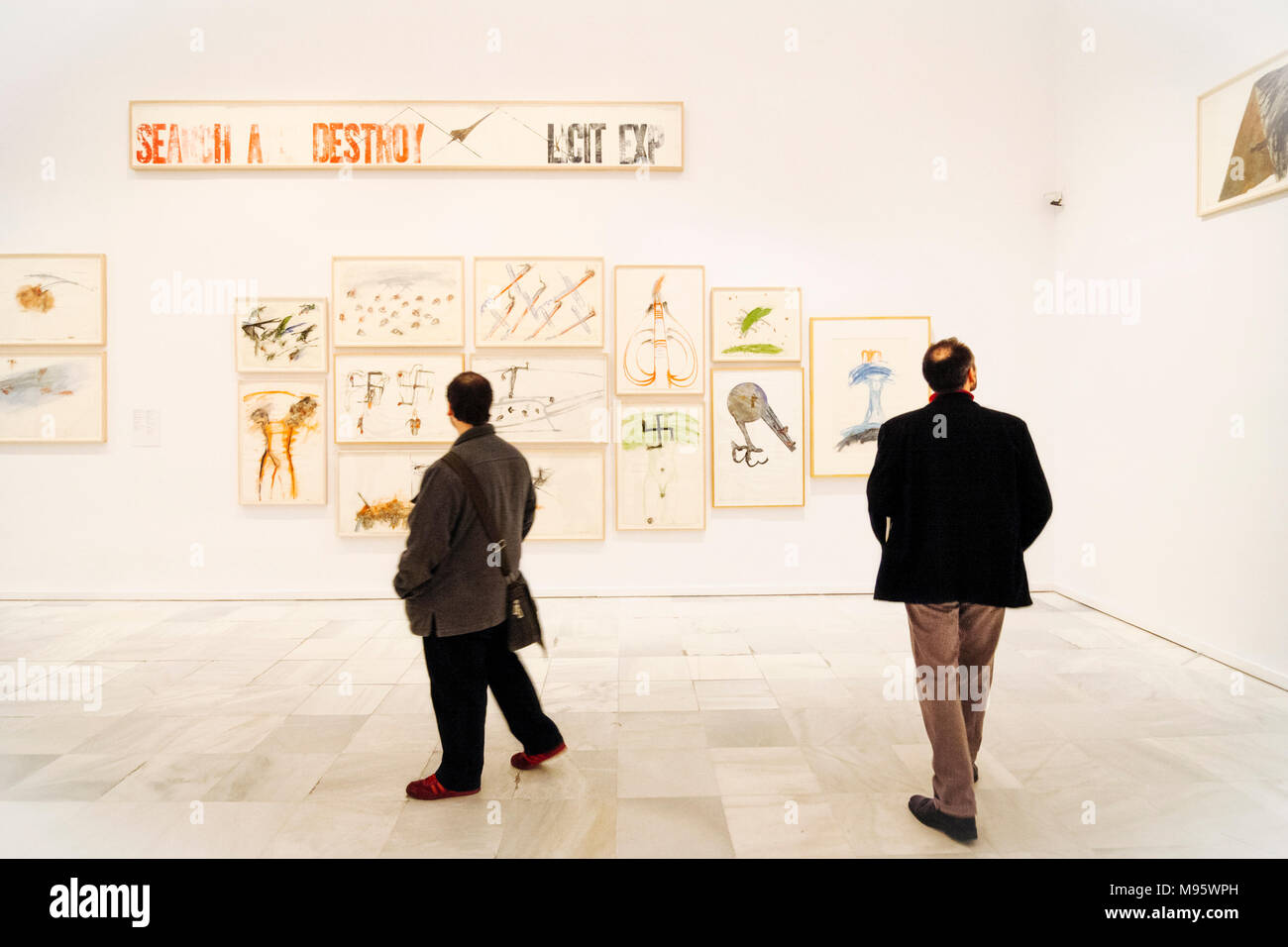 Madrid, Spagna : i visitatori al Dissidances mostra dell'artista americano Nancy Spero al MNCARS Regina Sofía, il museo nazionale della moderna Foto Stock