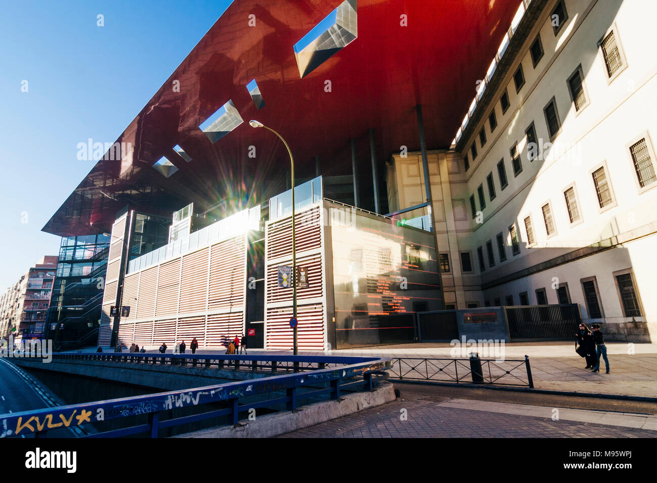 Madrid, Spagna : ala di espansione (2005) dall'architetto francese Jean Nouvel del MNCARS Regina Sofia, il museo nazionale di arte moderna. Foto Stock