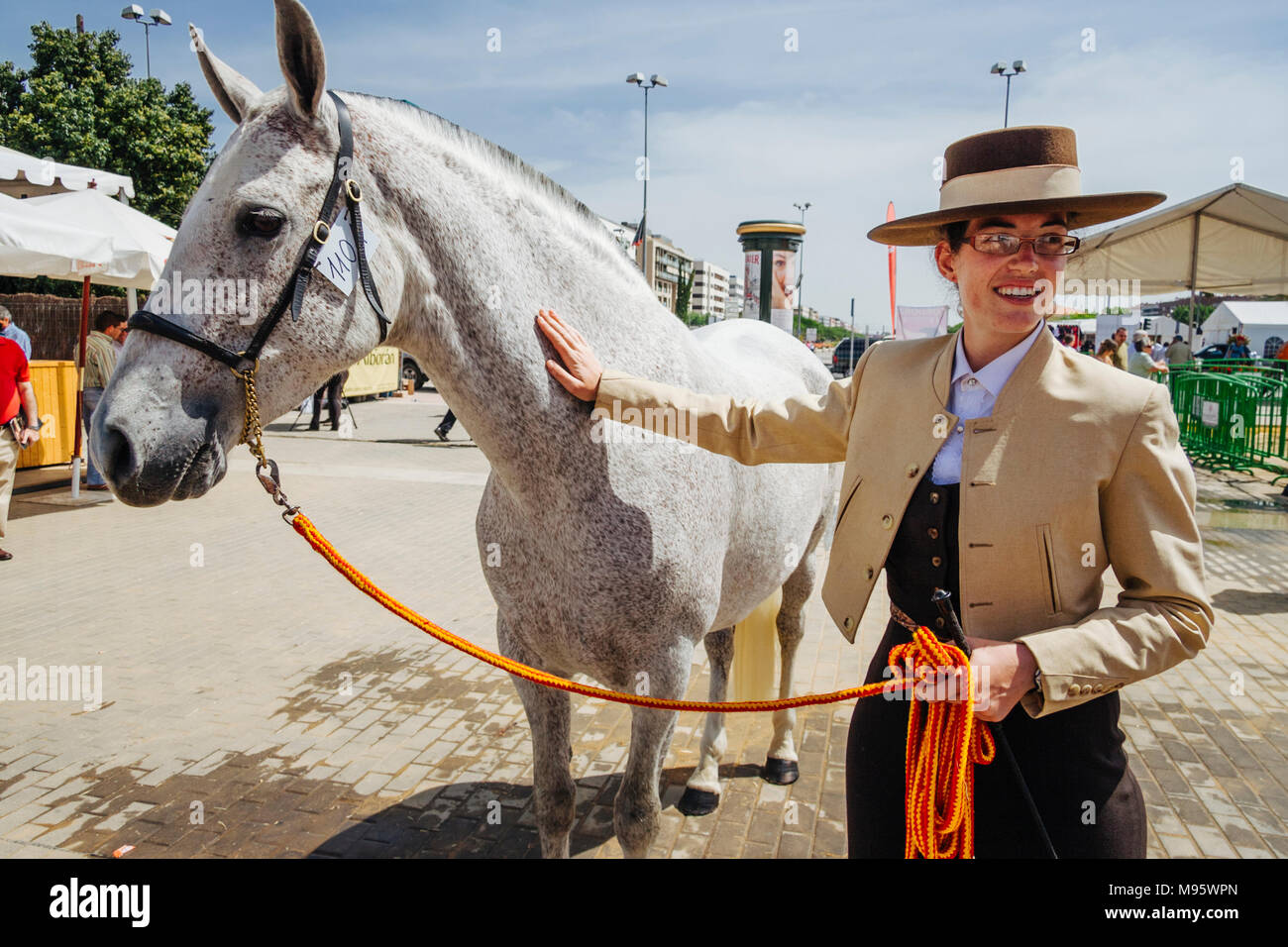 Cordoba, Andalusia, Spagna : horsewoman andaluso purosangue e mare a Cordoba Fiera Cavalli. Foto Stock