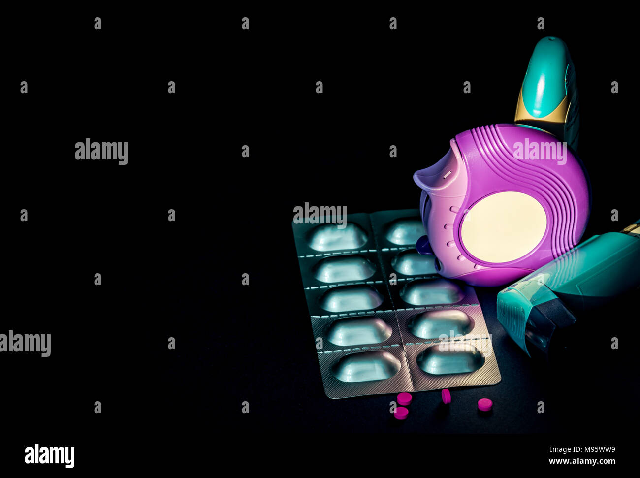 Set di asma inalatore, accuhaler e anti-allergy pillole per il trattamento di asma. Controller di asma, mitigatore di apparecchiature su sfondo scuro con lo spazio. Bro Foto Stock