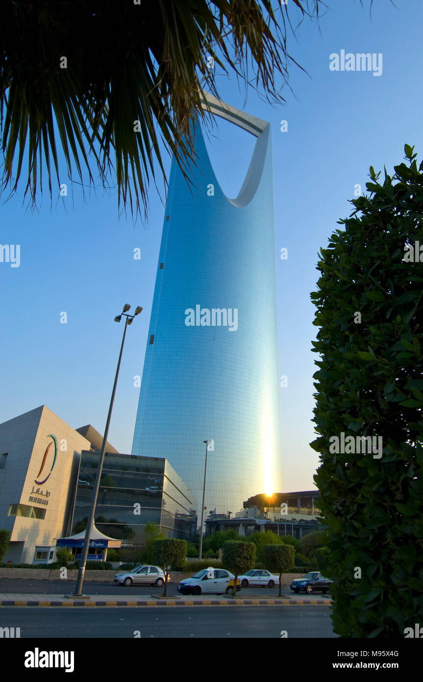 RIYADH - 21 ottobre: Kingdom Tower Skyscaper e dintorni in ottobre 21, 2007 a Riyadh in Arabia Saudita. Foto Stock