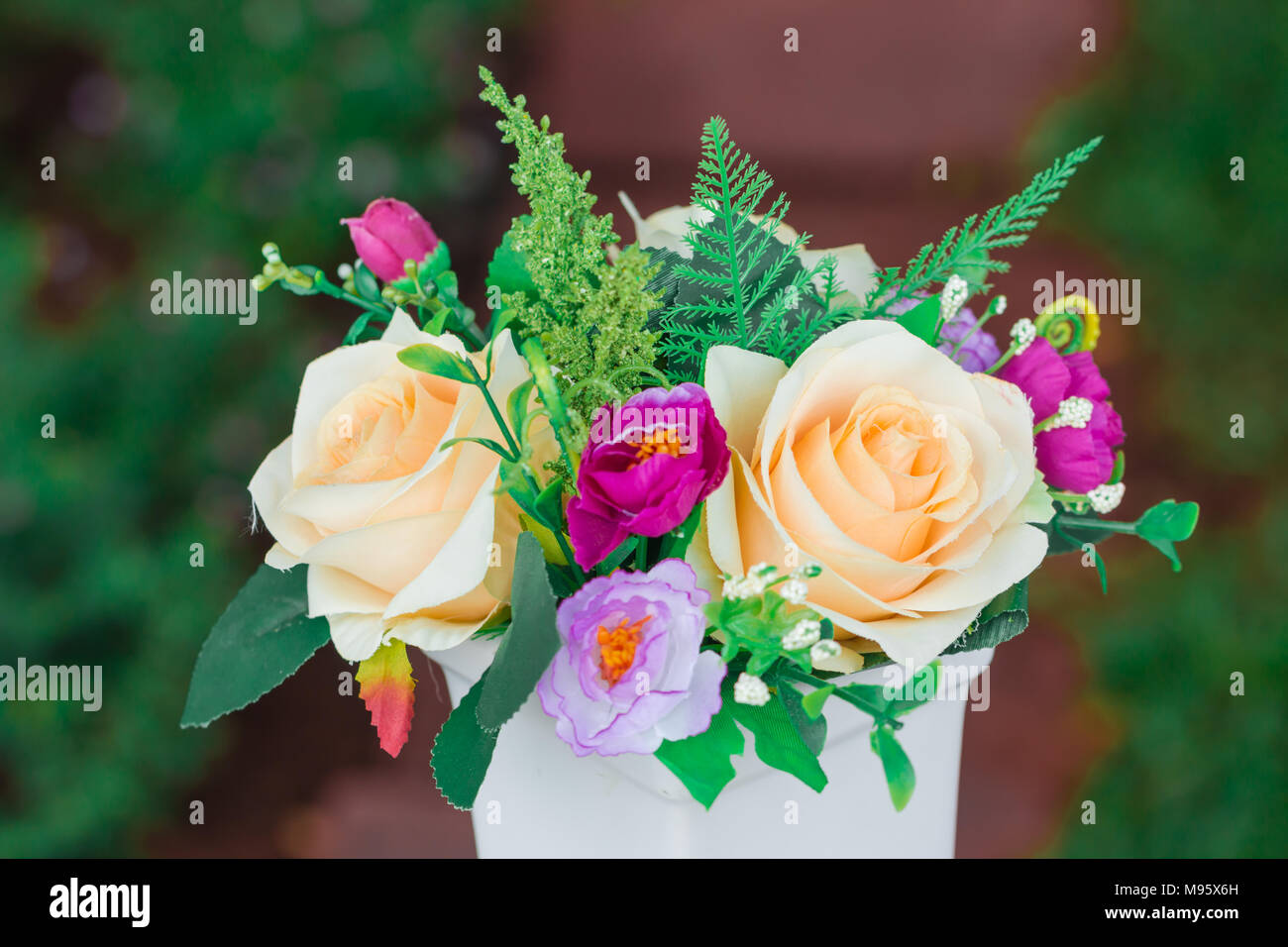 Close up artificiali bouquet di fiori. Foto Stock