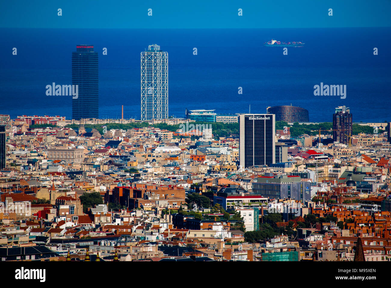 Una distanza lunga vista di Barceloneta con le sue famose torri gemelle di Mapfre e Hotel Arts spinto contro il mare Mediterraneo, Barcellona, Spagna Foto Stock