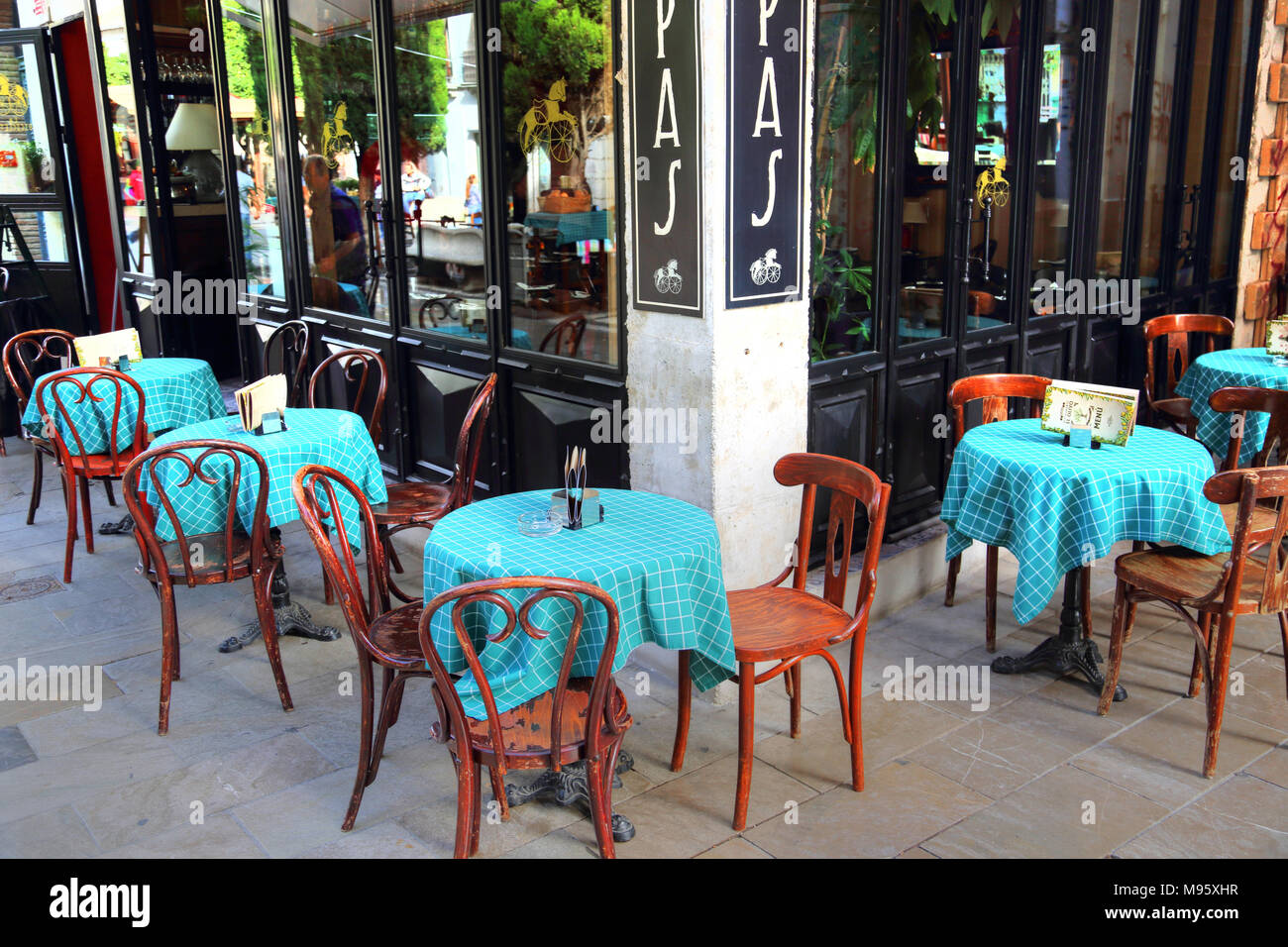 GRANADA, Spagna - 16 ottobre 2017: Spagnolo ristorante che serve cibo nazionale Foto Stock