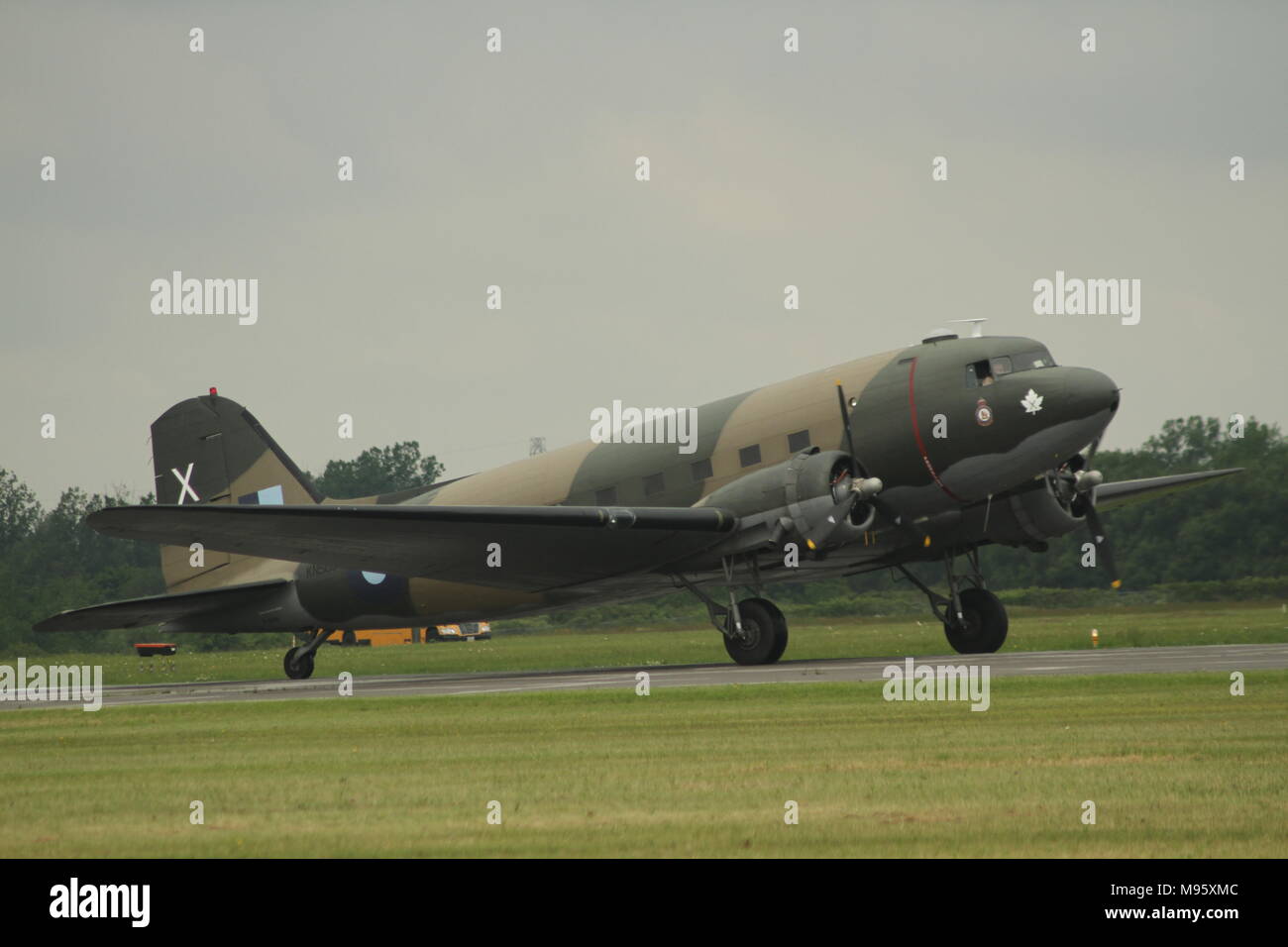 Douglas DC-3 pronto a prendere il volo all'Airshow di Hamilton Foto Stock